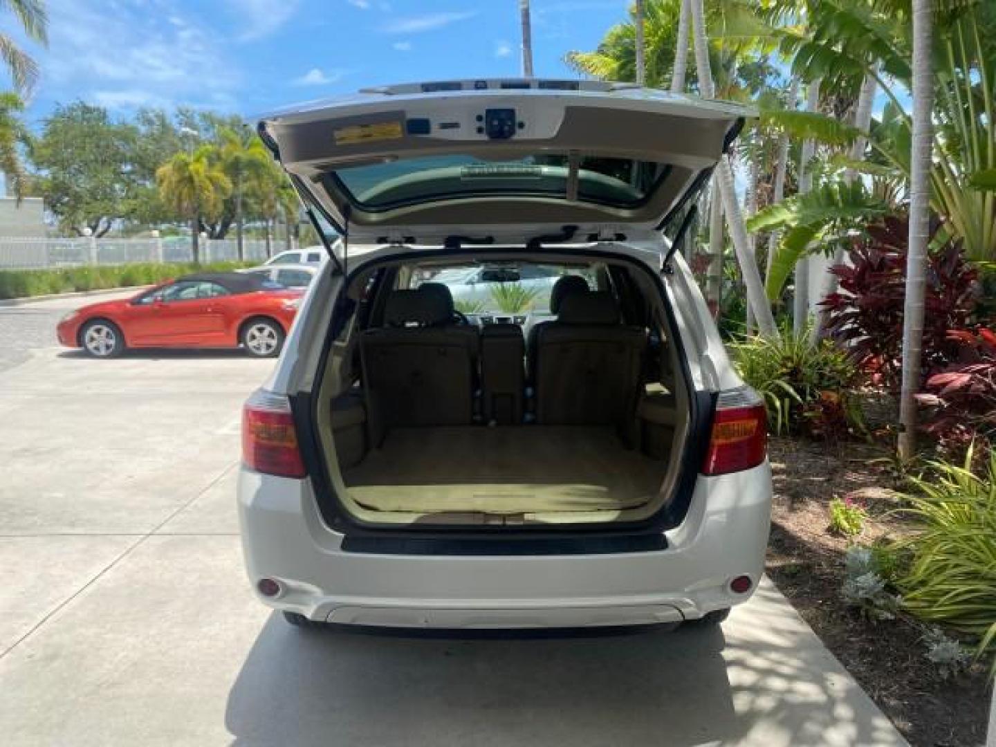 2009 Blizzard Pearl /Sand beige Toyota Highlander Limited 4WD 1 OWNER FLORIDA (JTEES42A192) with an 3.5L DOHC 24-Valve VVT-i V6 Engine engine, Automatic transmission, located at 4701 North Dixie Hwy, Pompano Beach, FL, 33064, (954) 422-2889, 26.240938, -80.123474 - OUR WEBPAGE FLORIDACARS1.COM HAS OVER 100 PHOTOS AND FREE CARFAX LINK 2009 TOYOTA HIGHLANDER LIMITED PEARL WHITE ALL ORIGINAL PAINT VIN: JTEES42A192148040 J T E E S 4 2 A 1 9 2 1 4 8 0 4 0 4 DOOR WAGON/SPORT UTILITY 3.5L V6 F DOHC 24V GASOLINE ALL WHEEL DRIVE Top Features 4WD/AWD Alloy Wheels Fold-A - Photo#95