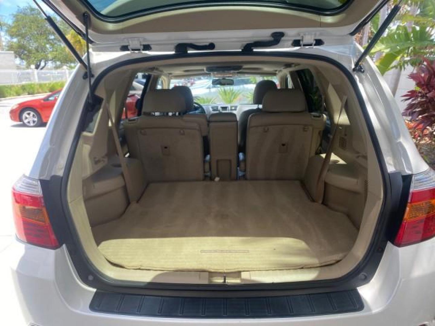 2009 Blizzard Pearl /Sand beige Toyota Highlander Limited 4WD 1 OWNER FLORIDA (JTEES42A192) with an 3.5L DOHC 24-Valve VVT-i V6 Engine engine, Automatic transmission, located at 4701 North Dixie Hwy, Pompano Beach, FL, 33064, (954) 422-2889, 26.240938, -80.123474 - OUR WEBPAGE FLORIDACARS1.COM HAS OVER 100 PHOTOS AND FREE CARFAX LINK 2009 TOYOTA HIGHLANDER LIMITED PEARL WHITE ALL ORIGINAL PAINT VIN: JTEES42A192148040 J T E E S 4 2 A 1 9 2 1 4 8 0 4 0 4 DOOR WAGON/SPORT UTILITY 3.5L V6 F DOHC 24V GASOLINE ALL WHEEL DRIVE Top Features 4WD/AWD Alloy Wheels Fold-A - Photo#96