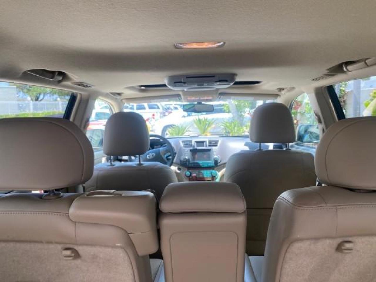 2009 Blizzard Pearl /Sand beige Toyota Highlander Limited 4WD 1 OWNER FLORIDA (JTEES42A192) with an 3.5L DOHC 24-Valve VVT-i V6 Engine engine, Automatic transmission, located at 4701 North Dixie Hwy, Pompano Beach, FL, 33064, (954) 422-2889, 26.240938, -80.123474 - OUR WEBPAGE FLORIDACARS1.COM HAS OVER 100 PHOTOS AND FREE CARFAX LINK 2009 TOYOTA HIGHLANDER LIMITED PEARL WHITE ALL ORIGINAL PAINT VIN: JTEES42A192148040 J T E E S 4 2 A 1 9 2 1 4 8 0 4 0 4 DOOR WAGON/SPORT UTILITY 3.5L V6 F DOHC 24V GASOLINE ALL WHEEL DRIVE Top Features 4WD/AWD Alloy Wheels Fold-A - Photo#99