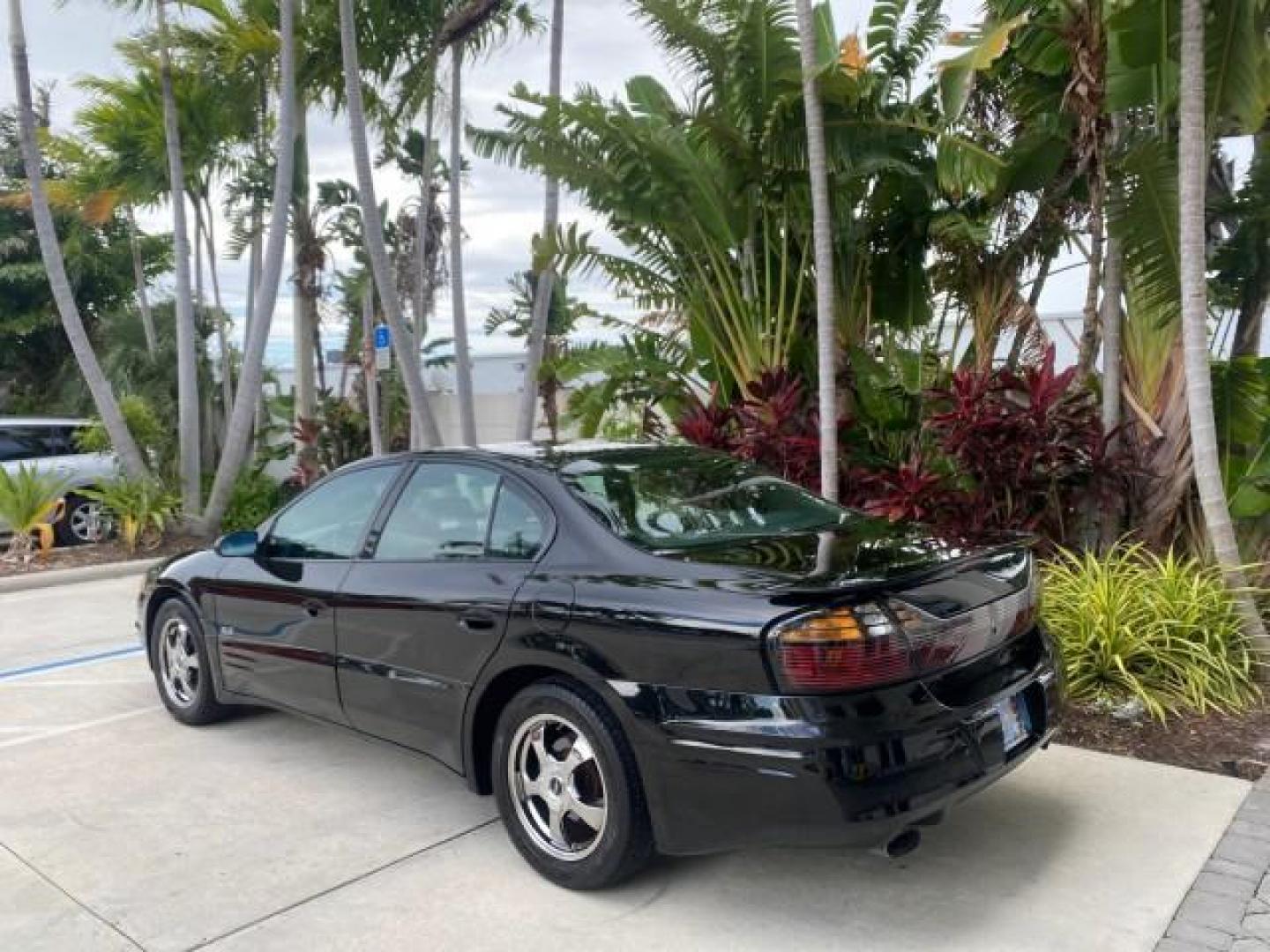 2002 Black /Dark Pewter Pontiac Bonneville SLE LOW MILES 82,619 (1G2HY54K224) with an 3.8L SFI V6 3800 Series II Engine engine, Automatic transmission, located at 4701 North Dixie Hwy, Pompano Beach, FL, 33064, (954) 422-2889, 26.240938, -80.123474 - OUR WEBPAGE FLORIDACARS1.COM HAS OVER 100 PHOTOS AND FREE CARFAX LINK 2002 PONTIAC BONNEVILLE SLE VIN: 1G2HY54K224170512 1 G 2 H Y 5 4 K 2 2 4 1 7 0 5 1 2 SEDAN 4 DR 3.8L V6 F GASOLINE FRONT WHEEL DRIVE Top Features Alloy Wheels Front Seat Heaters Leather Seats Sunroof(s) Basic Features ABS Brakes A - Photo#5
