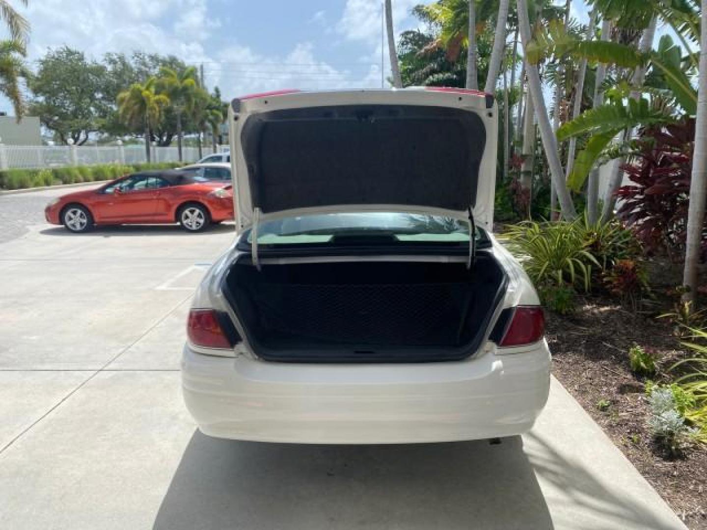 2003 White /Taupe Buick LeSabre Custom LOW MILES 32,880 1 OWNER (1G4HP54K63U) with an 3.8L 3800 V6 SFI Engine engine, Automatic transmission, located at 4701 North Dixie Hwy, Pompano Beach, FL, 33064, (954) 422-2889, 26.240938, -80.123474 - OUR WEBPAGE FLORIDACARS1.COM HAS OVER 100 PHOTOS AND FREE CARFAX LINK 2003 BUICK LESABRE CUSTOM VIN: 1G4HP54K63U139534 1 G 4 H P 5 4 K 6 3 U 1 3 9 5 3 4 SEDAN 4 DR 3.8L V6 F 12V 29 mpg GASOLINE FRONT WHEEL DRIVE Top Features Alloy Wheels Cloth Seats Leather Seats Luxury Package Basic Features ABS Br - Photo#76