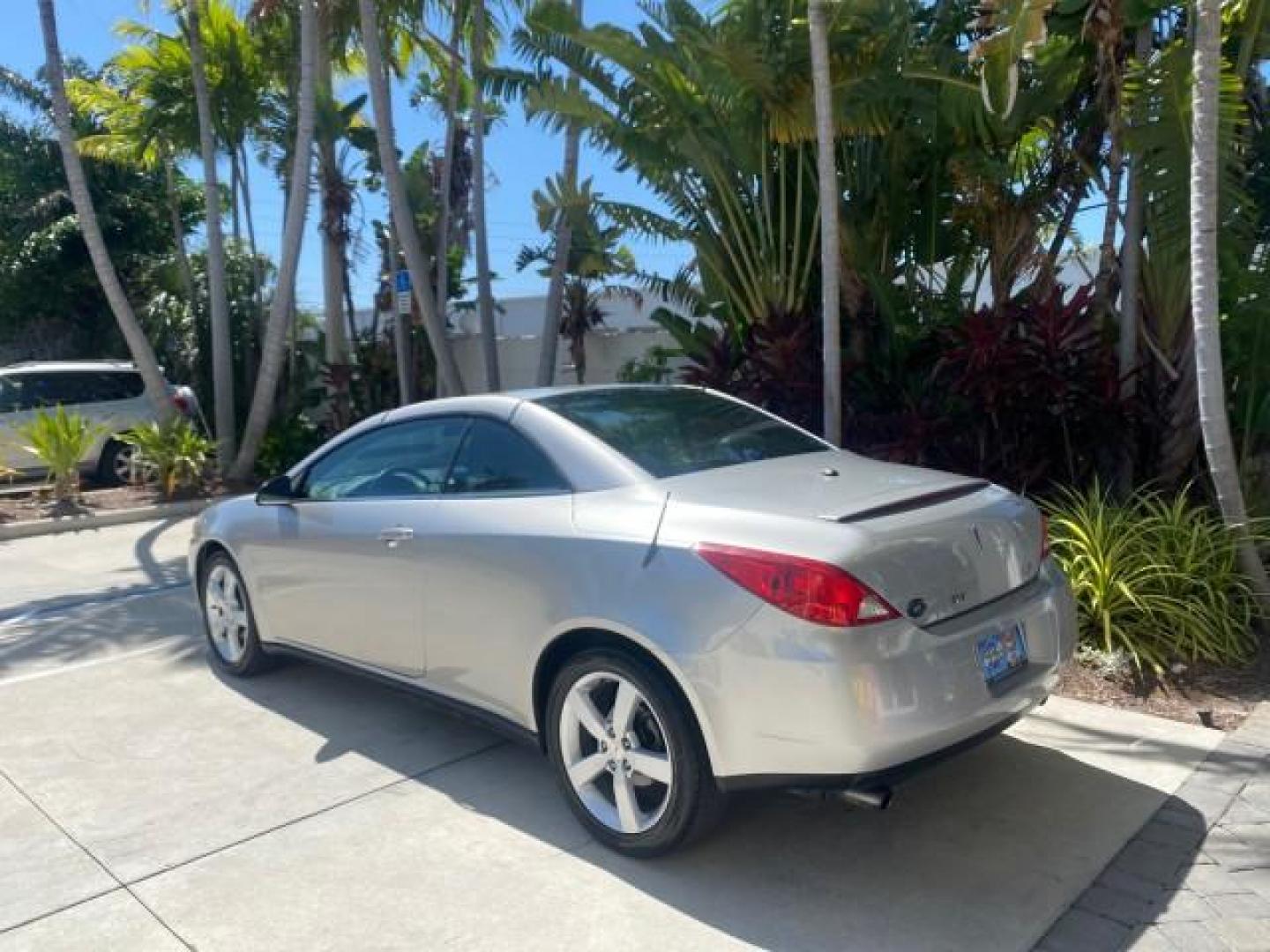 2007 Granite Metallic /Ebony Pontiac G6 GT LOW MILES 48,931 1 OWNER (1G2ZH361674) with an 3.9L V6 SFI Engine engine, Automatic transmission, located at 4701 North Dixie Hwy, Pompano Beach, FL, 33064, (954) 422-2889, 26.240938, -80.123474 - OUR WEBPAGE FLORIDACARS1.COM HAS OVER 100 PHOTOS AND FREE CARFAX LINK 2007 PONTIAC G6 GT VIN: 1G2ZH361674264591 1 G 2 Z H 3 6 1 6 7 4 2 6 4 5 9 1 CONVERTIBLE 3.9L V6 F GASOLINE FRONT WHEEL DRIVE Top Features Alloy Wheels Front Seat Heaters Hard Top Leather Seats Basic Features ABS Brakes AM/FM Stere - Photo#5