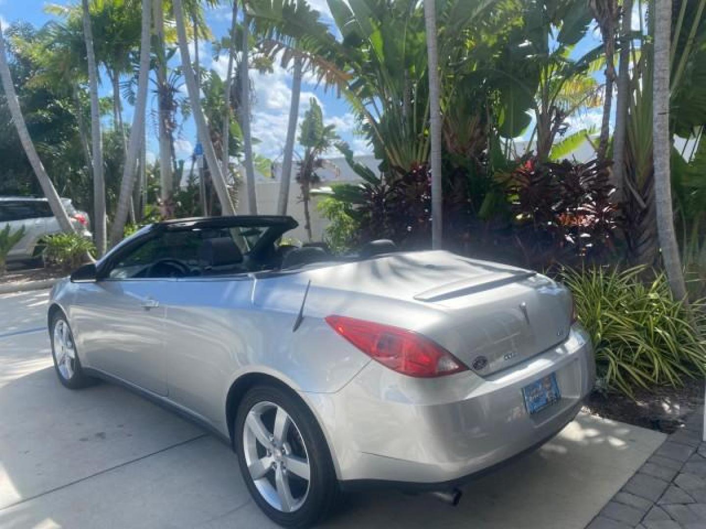 2007 Granite Metallic /Ebony Pontiac G6 GT LOW MILES 48,961 1 OWNER (1G2ZH361674) with an 3.9L V6 SFI Engine engine, Automatic transmission, located at 4701 North Dixie Hwy, Pompano Beach, FL, 33064, (954) 422-2889, 26.240938, -80.123474 - OUR WEBPAGE FLORIDACARS1.COM HAS OVER 100 PHOTOS AND FREE CARFAX LINK 2007 PONTIAC G6 GT VIN: 1G2ZH361674264591 1 G 2 Z H 3 6 1 6 7 4 2 6 4 5 9 1 CONVERTIBLE 3.9L V6 F GASOLINE FRONT WHEEL DRIVE Top Features Alloy Wheels Front Seat Heaters Hard Top Leather Seats Basic Features ABS Brakes AM/FM Stere - Photo#92