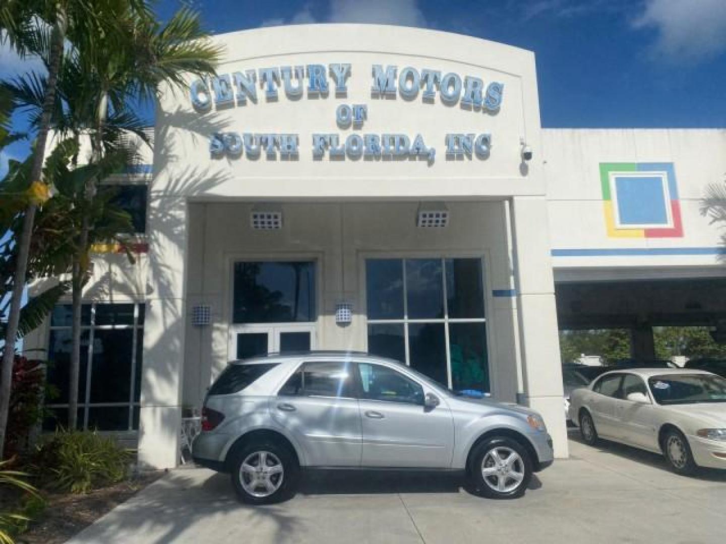 2008 Iridium Silver Metallic /Ash Mercedes-Benz M-Class 3.5L 1 OWNER LOW MILES 48,488 (4JGBB86E68A) with an 3.5L DOHC 24-Valve V6 Engine engine, Automatic transmission, located at 4701 North Dixie Hwy, Pompano Beach, FL, 33064, (954) 422-2889, 26.240938, -80.123474 - OUR WEBPAGE FLORIDACARS1.COM HAS OVER 100 PHOTOS AND FREE CARFAX LINK 2008 MERCEDES-BENZ M-CLASS ML 350 VIN: 4JGBB86E68A369175 4 J G B B 8 6 E 6 8 A 3 6 9 1 7 5 4 DOOR WAGON/SPORT UTILITY 3.5L V6 F DOHC 24V GASOLINE ALL WHEEL DRIVE Top Features 4WD/AWD Alloy Wheels Automated Cruise Control Front Sea - Photo#0