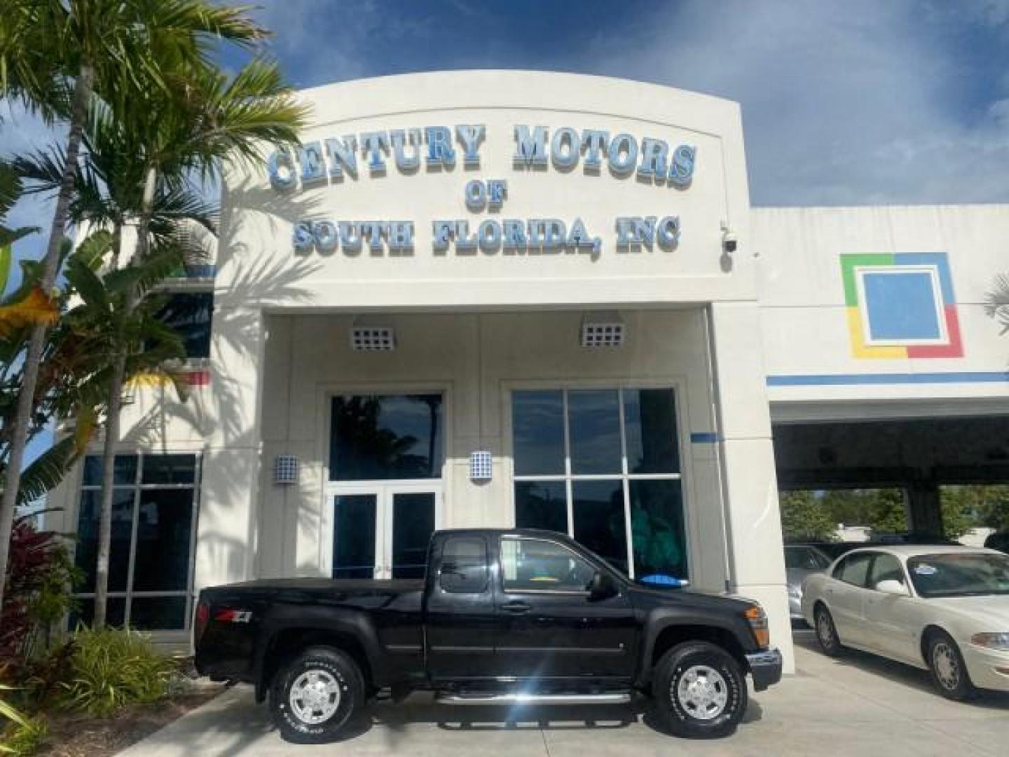2006 Black /Very Dark Pewter Chevrolet Colorado LT 4WD LOW MILES 74,382 (1GCDT196768) with an 3.5L DOHC 5-Cyl MFI Engine engine, Automatic transmission, located at 4701 North Dixie Hwy, Pompano Beach, FL, 33064, (954) 422-2889, 26.240938, -80.123474 - OUR WEBPAGE FLORIDACARS1.COM HAS OVER 100 PHOTOS AND FREE CARFAX LINK 2006 CHEVROLET COLORADO LT VIN: 1GCDT196768275459 1 G C D T 1 9 6 7 6 8 2 7 5 4 5 9 4 DOOR EXTENDED CAB PICKUP 3.5L I5 F GASOLINE REAR WHEEL DRIVE W/ 4X4 Top Features 4WD/AWD Bed Cover Cloth Seats Running Boards Basic Features ABS - Photo#0