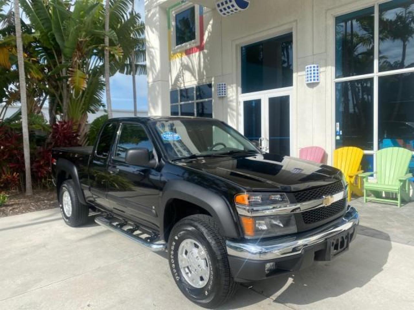 2006 Black /Very Dark Pewter Chevrolet Colorado LT 4WD LOW MILES 74,382 (1GCDT196768) with an 3.5L DOHC 5-Cyl MFI Engine engine, Automatic transmission, located at 4701 North Dixie Hwy, Pompano Beach, FL, 33064, (954) 422-2889, 26.240938, -80.123474 - OUR WEBPAGE FLORIDACARS1.COM HAS OVER 100 PHOTOS AND FREE CARFAX LINK 2006 CHEVROLET COLORADO LT VIN: 1GCDT196768275459 1 G C D T 1 9 6 7 6 8 2 7 5 4 5 9 4 DOOR EXTENDED CAB PICKUP 3.5L I5 F GASOLINE REAR WHEEL DRIVE W/ 4X4 Top Features 4WD/AWD Bed Cover Cloth Seats Running Boards Basic Features ABS - Photo#1