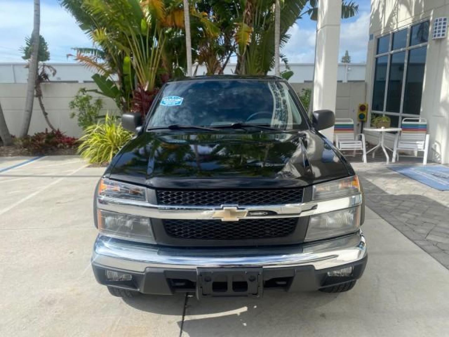 2006 Black /Very Dark Pewter Chevrolet Colorado LT 4WD LOW MILES 74,382 (1GCDT196768) with an 3.5L DOHC 5-Cyl MFI Engine engine, Automatic transmission, located at 4701 North Dixie Hwy, Pompano Beach, FL, 33064, (954) 422-2889, 26.240938, -80.123474 - OUR WEBPAGE FLORIDACARS1.COM HAS OVER 100 PHOTOS AND FREE CARFAX LINK 2006 CHEVROLET COLORADO LT VIN: 1GCDT196768275459 1 G C D T 1 9 6 7 6 8 2 7 5 4 5 9 4 DOOR EXTENDED CAB PICKUP 3.5L I5 F GASOLINE REAR WHEEL DRIVE W/ 4X4 Top Features 4WD/AWD Bed Cover Cloth Seats Running Boards Basic Features ABS - Photo#2