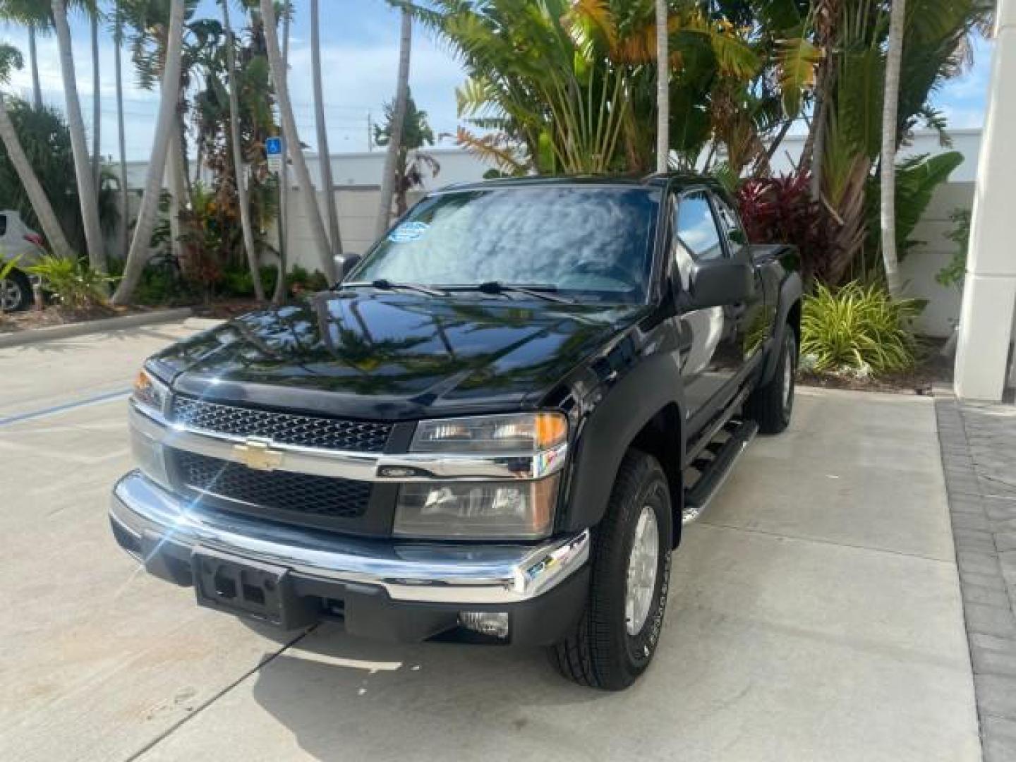 2006 Black /Very Dark Pewter Chevrolet Colorado LT 4WD LOW MILES 74,382 (1GCDT196768) with an 3.5L DOHC 5-Cyl MFI Engine engine, Automatic transmission, located at 4701 North Dixie Hwy, Pompano Beach, FL, 33064, (954) 422-2889, 26.240938, -80.123474 - OUR WEBPAGE FLORIDACARS1.COM HAS OVER 100 PHOTOS AND FREE CARFAX LINK 2006 CHEVROLET COLORADO LT VIN: 1GCDT196768275459 1 G C D T 1 9 6 7 6 8 2 7 5 4 5 9 4 DOOR EXTENDED CAB PICKUP 3.5L I5 F GASOLINE REAR WHEEL DRIVE W/ 4X4 Top Features 4WD/AWD Bed Cover Cloth Seats Running Boards Basic Features ABS - Photo#3