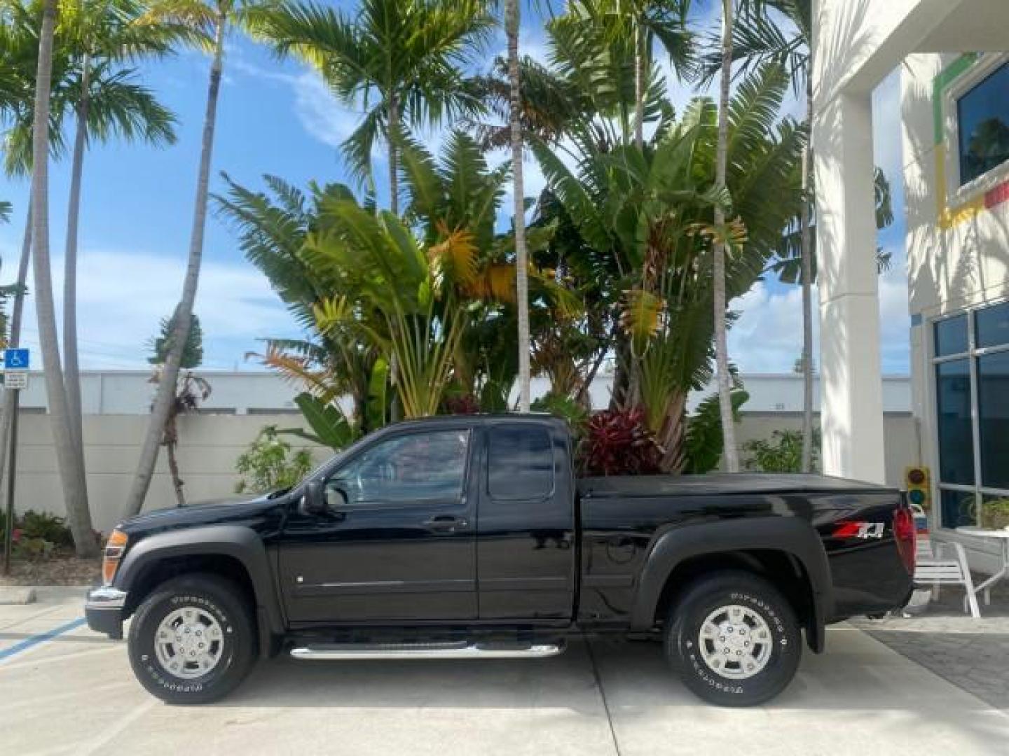 2006 Black /Very Dark Pewter Chevrolet Colorado LT 4WD LOW MILES 74,382 (1GCDT196768) with an 3.5L DOHC 5-Cyl MFI Engine engine, Automatic transmission, located at 4701 North Dixie Hwy, Pompano Beach, FL, 33064, (954) 422-2889, 26.240938, -80.123474 - OUR WEBPAGE FLORIDACARS1.COM HAS OVER 100 PHOTOS AND FREE CARFAX LINK 2006 CHEVROLET COLORADO LT VIN: 1GCDT196768275459 1 G C D T 1 9 6 7 6 8 2 7 5 4 5 9 4 DOOR EXTENDED CAB PICKUP 3.5L I5 F GASOLINE REAR WHEEL DRIVE W/ 4X4 Top Features 4WD/AWD Bed Cover Cloth Seats Running Boards Basic Features ABS - Photo#4