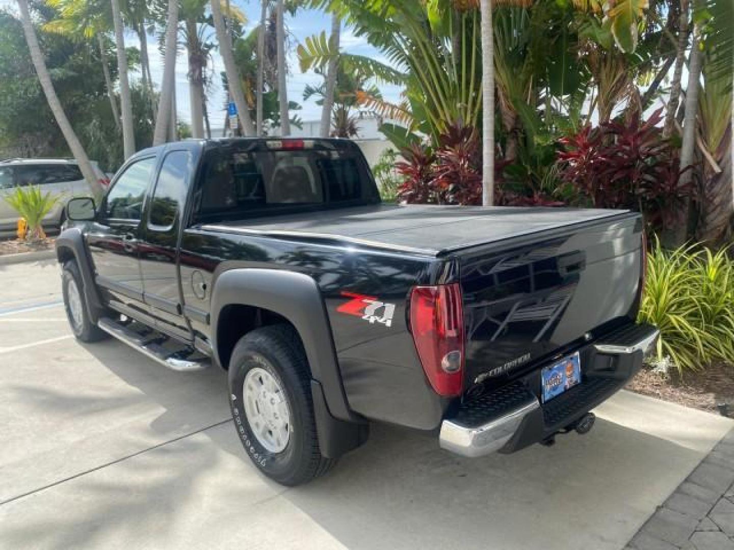 2006 Black /Very Dark Pewter Chevrolet Colorado LT 4WD LOW MILES 74,382 (1GCDT196768) with an 3.5L DOHC 5-Cyl MFI Engine engine, Automatic transmission, located at 4701 North Dixie Hwy, Pompano Beach, FL, 33064, (954) 422-2889, 26.240938, -80.123474 - OUR WEBPAGE FLORIDACARS1.COM HAS OVER 100 PHOTOS AND FREE CARFAX LINK 2006 CHEVROLET COLORADO LT VIN: 1GCDT196768275459 1 G C D T 1 9 6 7 6 8 2 7 5 4 5 9 4 DOOR EXTENDED CAB PICKUP 3.5L I5 F GASOLINE REAR WHEEL DRIVE W/ 4X4 Top Features 4WD/AWD Bed Cover Cloth Seats Running Boards Basic Features ABS - Photo#5