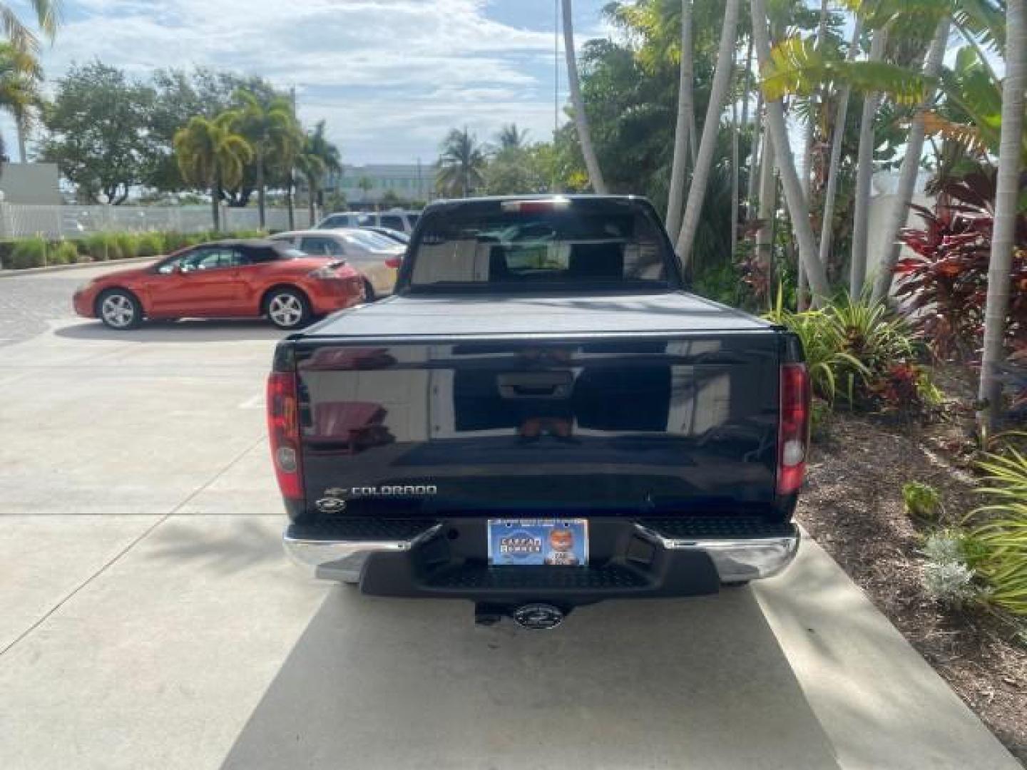 2006 Black /Very Dark Pewter Chevrolet Colorado LT 4WD LOW MILES 74,382 (1GCDT196768) with an 3.5L DOHC 5-Cyl MFI Engine engine, Automatic transmission, located at 4701 North Dixie Hwy, Pompano Beach, FL, 33064, (954) 422-2889, 26.240938, -80.123474 - OUR WEBPAGE FLORIDACARS1.COM HAS OVER 100 PHOTOS AND FREE CARFAX LINK 2006 CHEVROLET COLORADO LT VIN: 1GCDT196768275459 1 G C D T 1 9 6 7 6 8 2 7 5 4 5 9 4 DOOR EXTENDED CAB PICKUP 3.5L I5 F GASOLINE REAR WHEEL DRIVE W/ 4X4 Top Features 4WD/AWD Bed Cover Cloth Seats Running Boards Basic Features ABS - Photo#6