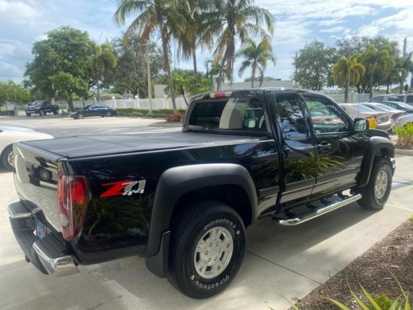 2006 Black /Very Dark Pewter Chevrolet Colorado LT 4WD LOW MILES 74,382 (1GCDT196768) with an 3.5L DOHC 5-Cyl MFI Engine engine, Automatic transmission, located at 4701 North Dixie Hwy, Pompano Beach, FL, 33064, (954) 422-2889, 26.240938, -80.123474 - OUR WEBPAGE FLORIDACARS1.COM HAS OVER 100 PHOTOS AND FREE CARFAX LINK 2006 CHEVROLET COLORADO LT VIN: 1GCDT196768275459 1 G C D T 1 9 6 7 6 8 2 7 5 4 5 9 4 DOOR EXTENDED CAB PICKUP 3.5L I5 F GASOLINE REAR WHEEL DRIVE W/ 4X4 Top Features 4WD/AWD Bed Cover Cloth Seats Running Boards Basic Features ABS - Photo#7