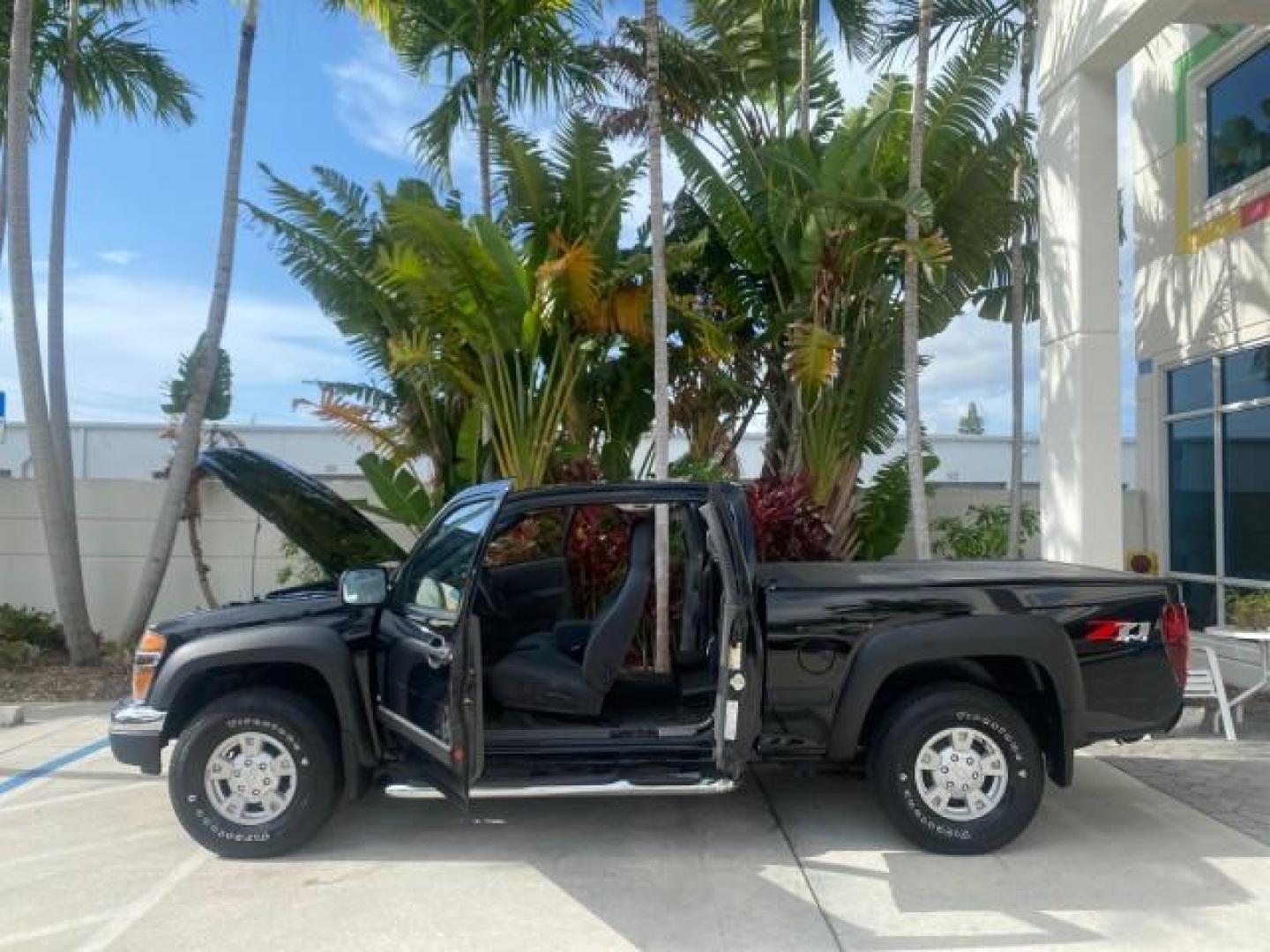 2006 Black /Very Dark Pewter Chevrolet Colorado LT 4WD LOW MILES 74,382 (1GCDT196768) with an 3.5L DOHC 5-Cyl MFI Engine engine, Automatic transmission, located at 4701 North Dixie Hwy, Pompano Beach, FL, 33064, (954) 422-2889, 26.240938, -80.123474 - OUR WEBPAGE FLORIDACARS1.COM HAS OVER 100 PHOTOS AND FREE CARFAX LINK 2006 CHEVROLET COLORADO LT VIN: 1GCDT196768275459 1 G C D T 1 9 6 7 6 8 2 7 5 4 5 9 4 DOOR EXTENDED CAB PICKUP 3.5L I5 F GASOLINE REAR WHEEL DRIVE W/ 4X4 Top Features 4WD/AWD Bed Cover Cloth Seats Running Boards Basic Features ABS - Photo#8