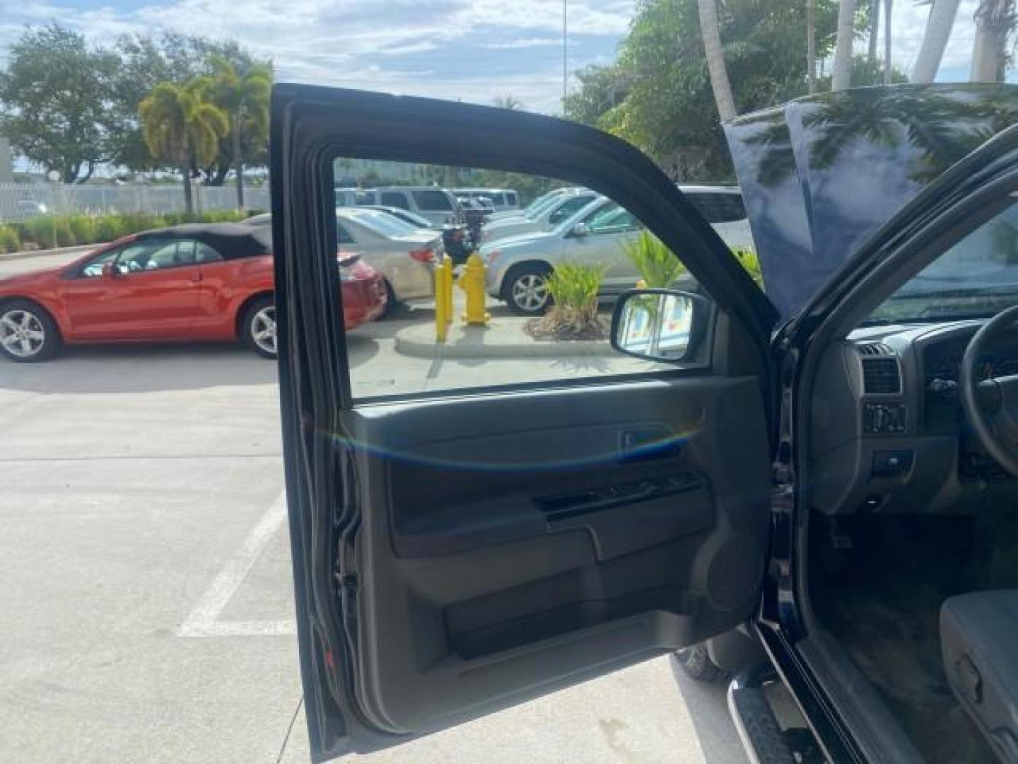 2006 Black /Very Dark Pewter Chevrolet Colorado LT 4WD LOW MILES 74,382 (1GCDT196768) with an 3.5L DOHC 5-Cyl MFI Engine engine, Automatic transmission, located at 4701 North Dixie Hwy, Pompano Beach, FL, 33064, (954) 422-2889, 26.240938, -80.123474 - OUR WEBPAGE FLORIDACARS1.COM HAS OVER 100 PHOTOS AND FREE CARFAX LINK 2006 CHEVROLET COLORADO LT VIN: 1GCDT196768275459 1 G C D T 1 9 6 7 6 8 2 7 5 4 5 9 4 DOOR EXTENDED CAB PICKUP 3.5L I5 F GASOLINE REAR WHEEL DRIVE W/ 4X4 Top Features 4WD/AWD Bed Cover Cloth Seats Running Boards Basic Features ABS - Photo#9