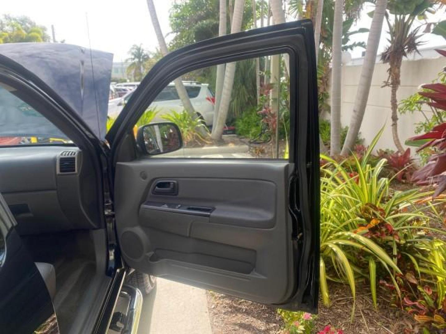 2006 Black /Very Dark Pewter Chevrolet Colorado LT 4WD LOW MILES 74,382 (1GCDT196768) with an 3.5L DOHC 5-Cyl MFI Engine engine, Automatic transmission, located at 4701 North Dixie Hwy, Pompano Beach, FL, 33064, (954) 422-2889, 26.240938, -80.123474 - OUR WEBPAGE FLORIDACARS1.COM HAS OVER 100 PHOTOS AND FREE CARFAX LINK 2006 CHEVROLET COLORADO LT VIN: 1GCDT196768275459 1 G C D T 1 9 6 7 6 8 2 7 5 4 5 9 4 DOOR EXTENDED CAB PICKUP 3.5L I5 F GASOLINE REAR WHEEL DRIVE W/ 4X4 Top Features 4WD/AWD Bed Cover Cloth Seats Running Boards Basic Features ABS - Photo#11
