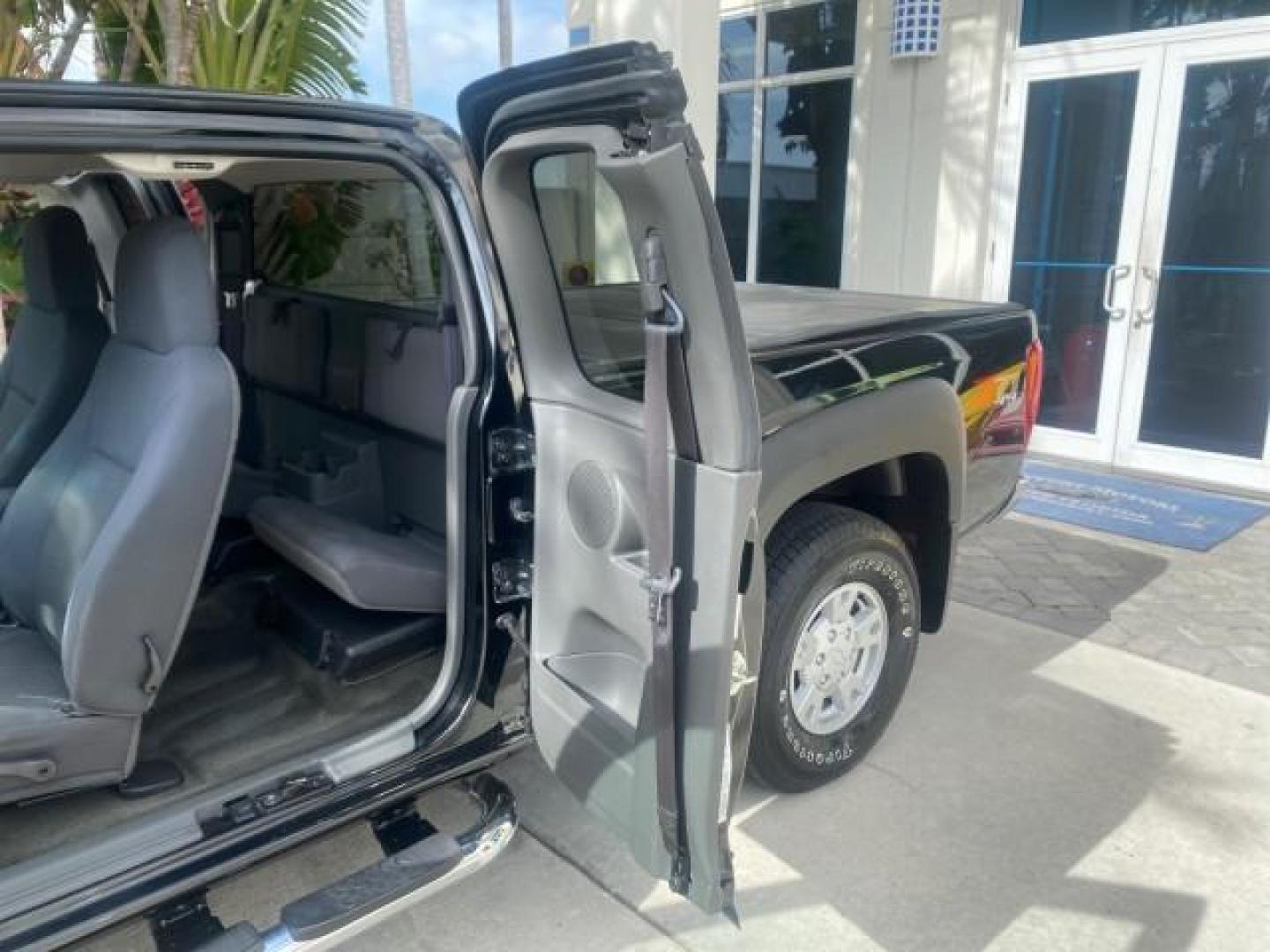 2006 Black /Very Dark Pewter Chevrolet Colorado LT 4WD LOW MILES 74,382 (1GCDT196768) with an 3.5L DOHC 5-Cyl MFI Engine engine, Automatic transmission, located at 4701 North Dixie Hwy, Pompano Beach, FL, 33064, (954) 422-2889, 26.240938, -80.123474 - OUR WEBPAGE FLORIDACARS1.COM HAS OVER 100 PHOTOS AND FREE CARFAX LINK 2006 CHEVROLET COLORADO LT VIN: 1GCDT196768275459 1 G C D T 1 9 6 7 6 8 2 7 5 4 5 9 4 DOOR EXTENDED CAB PICKUP 3.5L I5 F GASOLINE REAR WHEEL DRIVE W/ 4X4 Top Features 4WD/AWD Bed Cover Cloth Seats Running Boards Basic Features ABS - Photo#13