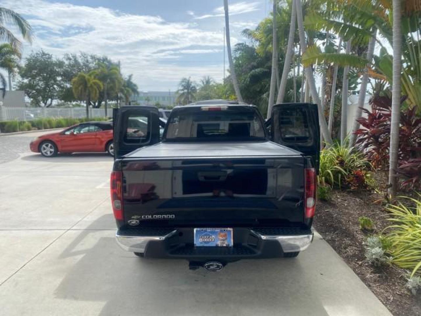2006 Black /Very Dark Pewter Chevrolet Colorado LT 4WD LOW MILES 74,382 (1GCDT196768) with an 3.5L DOHC 5-Cyl MFI Engine engine, Automatic transmission, located at 4701 North Dixie Hwy, Pompano Beach, FL, 33064, (954) 422-2889, 26.240938, -80.123474 - OUR WEBPAGE FLORIDACARS1.COM HAS OVER 100 PHOTOS AND FREE CARFAX LINK 2006 CHEVROLET COLORADO LT VIN: 1GCDT196768275459 1 G C D T 1 9 6 7 6 8 2 7 5 4 5 9 4 DOOR EXTENDED CAB PICKUP 3.5L I5 F GASOLINE REAR WHEEL DRIVE W/ 4X4 Top Features 4WD/AWD Bed Cover Cloth Seats Running Boards Basic Features ABS - Photo#15