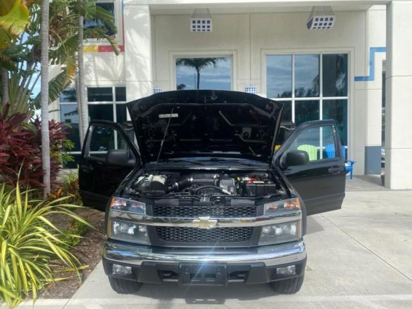 2006 Black /Very Dark Pewter Chevrolet Colorado LT 4WD LOW MILES 74,382 (1GCDT196768) with an 3.5L DOHC 5-Cyl MFI Engine engine, Automatic transmission, located at 4701 North Dixie Hwy, Pompano Beach, FL, 33064, (954) 422-2889, 26.240938, -80.123474 - OUR WEBPAGE FLORIDACARS1.COM HAS OVER 100 PHOTOS AND FREE CARFAX LINK 2006 CHEVROLET COLORADO LT VIN: 1GCDT196768275459 1 G C D T 1 9 6 7 6 8 2 7 5 4 5 9 4 DOOR EXTENDED CAB PICKUP 3.5L I5 F GASOLINE REAR WHEEL DRIVE W/ 4X4 Top Features 4WD/AWD Bed Cover Cloth Seats Running Boards Basic Features ABS - Photo#16