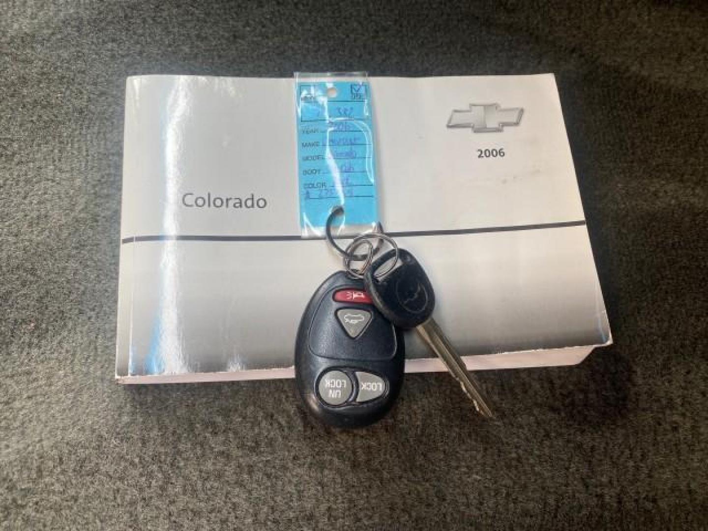 2006 Black /Very Dark Pewter Chevrolet Colorado LT 4WD LOW MILES 74,382 (1GCDT196768) with an 3.5L DOHC 5-Cyl MFI Engine engine, Automatic transmission, located at 4701 North Dixie Hwy, Pompano Beach, FL, 33064, (954) 422-2889, 26.240938, -80.123474 - OUR WEBPAGE FLORIDACARS1.COM HAS OVER 100 PHOTOS AND FREE CARFAX LINK 2006 CHEVROLET COLORADO LT VIN: 1GCDT196768275459 1 G C D T 1 9 6 7 6 8 2 7 5 4 5 9 4 DOOR EXTENDED CAB PICKUP 3.5L I5 F GASOLINE REAR WHEEL DRIVE W/ 4X4 Top Features 4WD/AWD Bed Cover Cloth Seats Running Boards Basic Features ABS - Photo#23