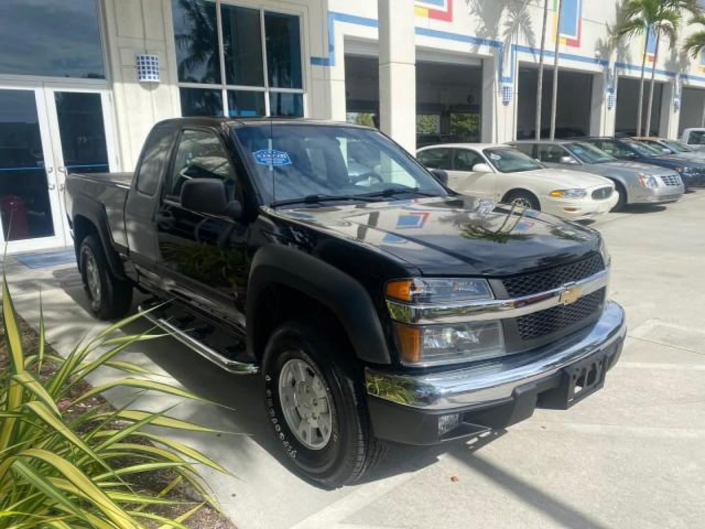2006 Black /Very Dark Pewter Chevrolet Colorado LT 4WD LOW MILES 74,382 (1GCDT196768) with an 3.5L DOHC 5-Cyl MFI Engine engine, Automatic transmission, located at 4701 North Dixie Hwy, Pompano Beach, FL, 33064, (954) 422-2889, 26.240938, -80.123474 - OUR WEBPAGE FLORIDACARS1.COM HAS OVER 100 PHOTOS AND FREE CARFAX LINK 2006 CHEVROLET COLORADO LT VIN: 1GCDT196768275459 1 G C D T 1 9 6 7 6 8 2 7 5 4 5 9 4 DOOR EXTENDED CAB PICKUP 3.5L I5 F GASOLINE REAR WHEEL DRIVE W/ 4X4 Top Features 4WD/AWD Bed Cover Cloth Seats Running Boards Basic Features ABS - Photo#24