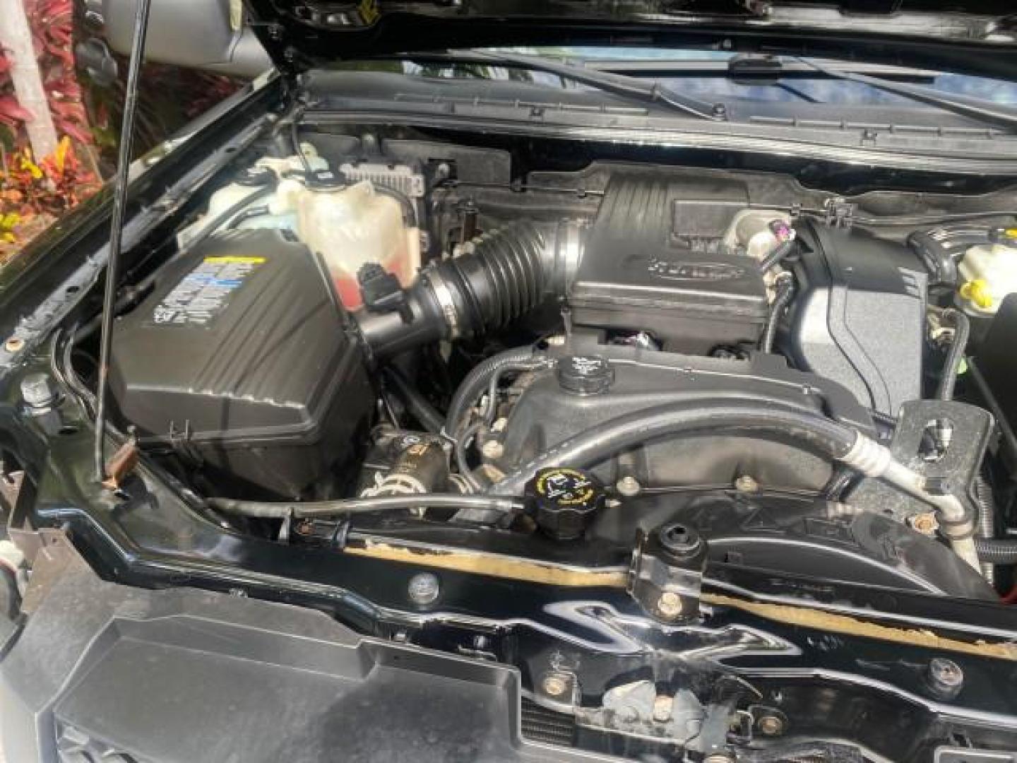 2006 Black /Very Dark Pewter Chevrolet Colorado LT 4WD LOW MILES 74,382 (1GCDT196768) with an 3.5L DOHC 5-Cyl MFI Engine engine, Automatic transmission, located at 4701 North Dixie Hwy, Pompano Beach, FL, 33064, (954) 422-2889, 26.240938, -80.123474 - OUR WEBPAGE FLORIDACARS1.COM HAS OVER 100 PHOTOS AND FREE CARFAX LINK 2006 CHEVROLET COLORADO LT VIN: 1GCDT196768275459 1 G C D T 1 9 6 7 6 8 2 7 5 4 5 9 4 DOOR EXTENDED CAB PICKUP 3.5L I5 F GASOLINE REAR WHEEL DRIVE W/ 4X4 Top Features 4WD/AWD Bed Cover Cloth Seats Running Boards Basic Features ABS - Photo#25