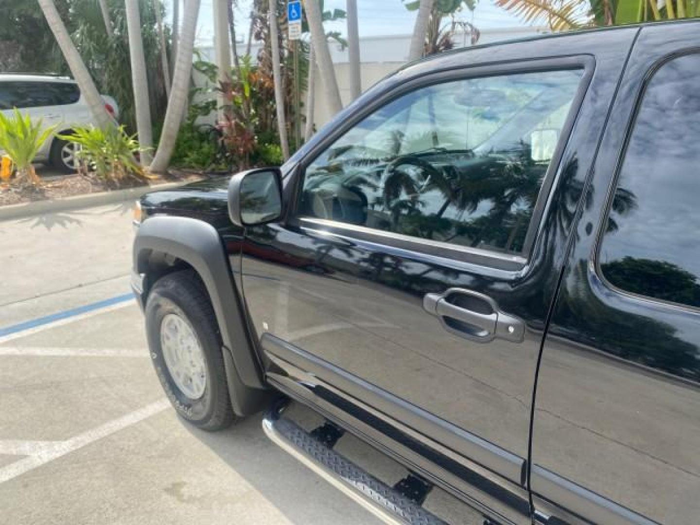 2006 Black /Very Dark Pewter Chevrolet Colorado LT 4WD LOW MILES 74,382 (1GCDT196768) with an 3.5L DOHC 5-Cyl MFI Engine engine, Automatic transmission, located at 4701 North Dixie Hwy, Pompano Beach, FL, 33064, (954) 422-2889, 26.240938, -80.123474 - OUR WEBPAGE FLORIDACARS1.COM HAS OVER 100 PHOTOS AND FREE CARFAX LINK 2006 CHEVROLET COLORADO LT VIN: 1GCDT196768275459 1 G C D T 1 9 6 7 6 8 2 7 5 4 5 9 4 DOOR EXTENDED CAB PICKUP 3.5L I5 F GASOLINE REAR WHEEL DRIVE W/ 4X4 Top Features 4WD/AWD Bed Cover Cloth Seats Running Boards Basic Features ABS - Photo#27