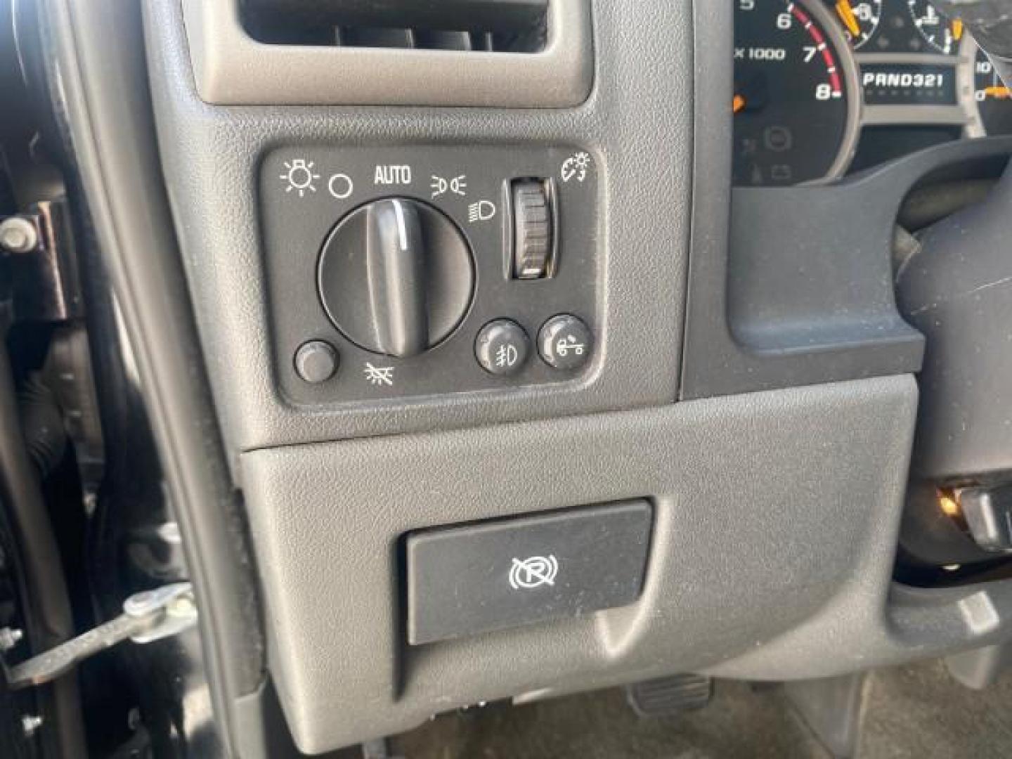 2006 Black /Very Dark Pewter Chevrolet Colorado LT 4WD LOW MILES 74,382 (1GCDT196768) with an 3.5L DOHC 5-Cyl MFI Engine engine, Automatic transmission, located at 4701 North Dixie Hwy, Pompano Beach, FL, 33064, (954) 422-2889, 26.240938, -80.123474 - OUR WEBPAGE FLORIDACARS1.COM HAS OVER 100 PHOTOS AND FREE CARFAX LINK 2006 CHEVROLET COLORADO LT VIN: 1GCDT196768275459 1 G C D T 1 9 6 7 6 8 2 7 5 4 5 9 4 DOOR EXTENDED CAB PICKUP 3.5L I5 F GASOLINE REAR WHEEL DRIVE W/ 4X4 Top Features 4WD/AWD Bed Cover Cloth Seats Running Boards Basic Features ABS - Photo#42