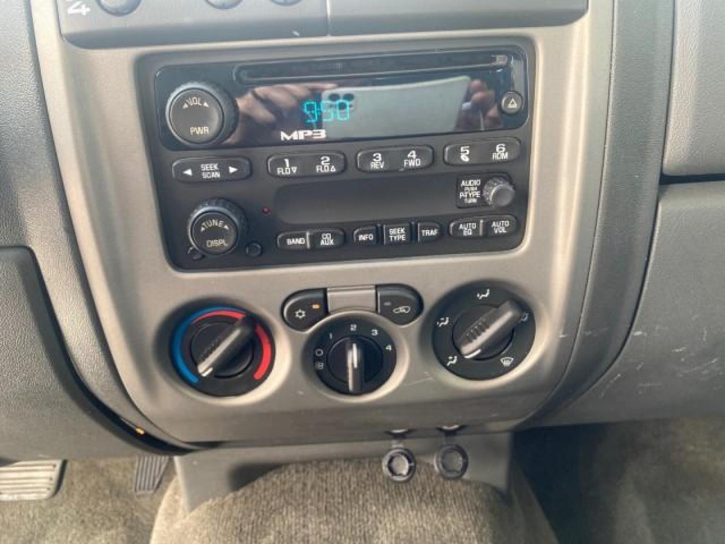 2006 Black /Very Dark Pewter Chevrolet Colorado LT 4WD LOW MILES 74,382 (1GCDT196768) with an 3.5L DOHC 5-Cyl MFI Engine engine, Automatic transmission, located at 4701 North Dixie Hwy, Pompano Beach, FL, 33064, (954) 422-2889, 26.240938, -80.123474 - OUR WEBPAGE FLORIDACARS1.COM HAS OVER 100 PHOTOS AND FREE CARFAX LINK 2006 CHEVROLET COLORADO LT VIN: 1GCDT196768275459 1 G C D T 1 9 6 7 6 8 2 7 5 4 5 9 4 DOOR EXTENDED CAB PICKUP 3.5L I5 F GASOLINE REAR WHEEL DRIVE W/ 4X4 Top Features 4WD/AWD Bed Cover Cloth Seats Running Boards Basic Features ABS - Photo#46