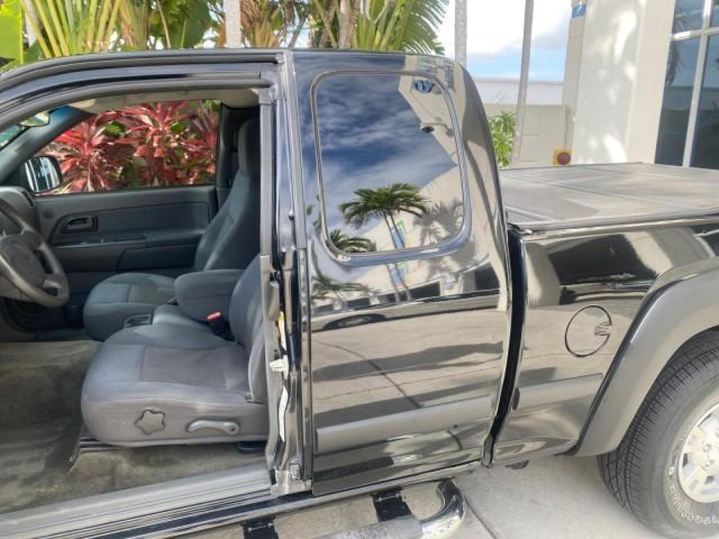 2006 Black /Very Dark Pewter Chevrolet Colorado LT 4WD LOW MILES 74,382 (1GCDT196768) with an 3.5L DOHC 5-Cyl MFI Engine engine, Automatic transmission, located at 4701 North Dixie Hwy, Pompano Beach, FL, 33064, (954) 422-2889, 26.240938, -80.123474 - OUR WEBPAGE FLORIDACARS1.COM HAS OVER 100 PHOTOS AND FREE CARFAX LINK 2006 CHEVROLET COLORADO LT VIN: 1GCDT196768275459 1 G C D T 1 9 6 7 6 8 2 7 5 4 5 9 4 DOOR EXTENDED CAB PICKUP 3.5L I5 F GASOLINE REAR WHEEL DRIVE W/ 4X4 Top Features 4WD/AWD Bed Cover Cloth Seats Running Boards Basic Features ABS - Photo#50