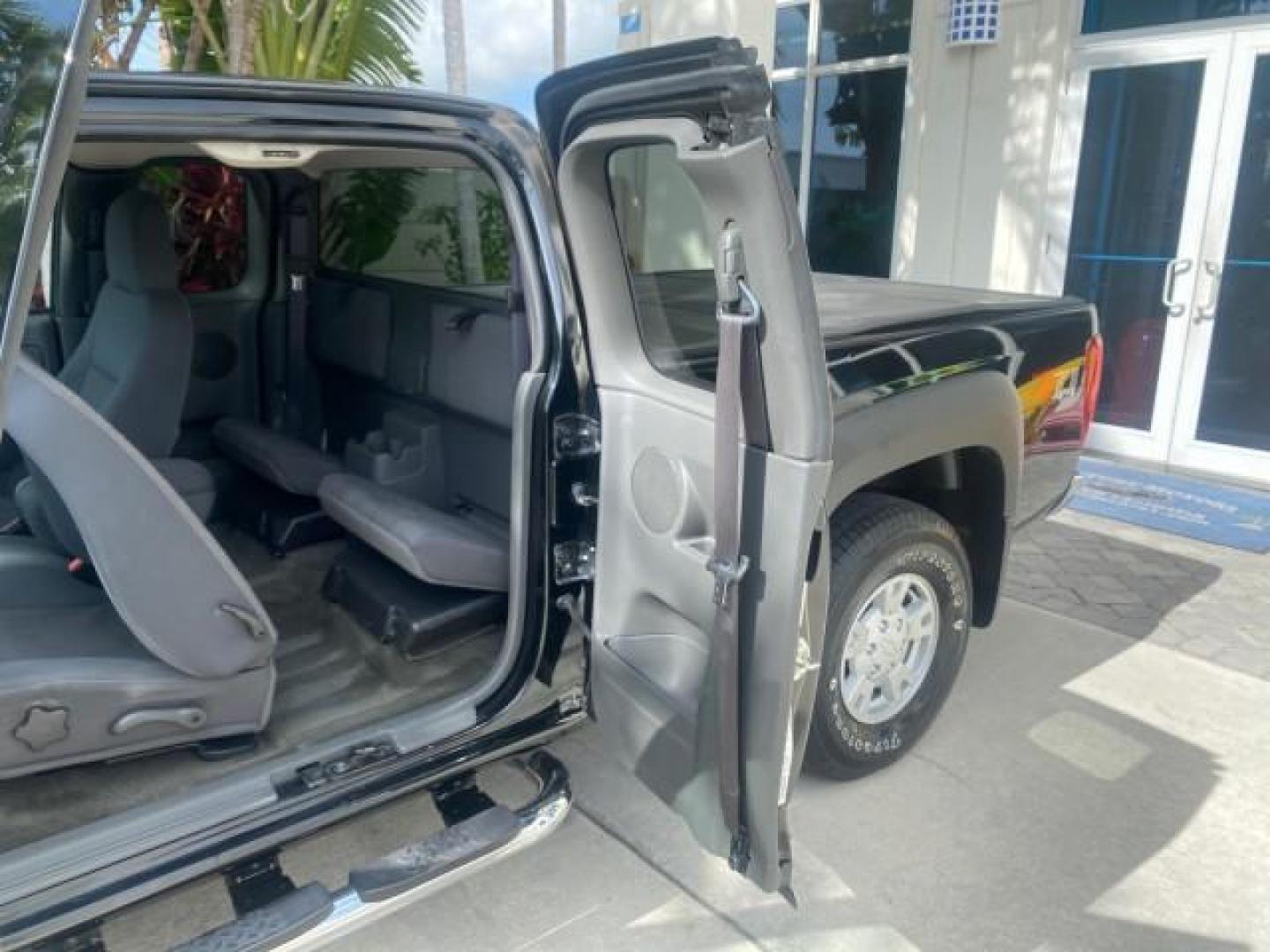 2006 Black /Very Dark Pewter Chevrolet Colorado LT 4WD LOW MILES 74,382 (1GCDT196768) with an 3.5L DOHC 5-Cyl MFI Engine engine, Automatic transmission, located at 4701 North Dixie Hwy, Pompano Beach, FL, 33064, (954) 422-2889, 26.240938, -80.123474 - OUR WEBPAGE FLORIDACARS1.COM HAS OVER 100 PHOTOS AND FREE CARFAX LINK 2006 CHEVROLET COLORADO LT VIN: 1GCDT196768275459 1 G C D T 1 9 6 7 6 8 2 7 5 4 5 9 4 DOOR EXTENDED CAB PICKUP 3.5L I5 F GASOLINE REAR WHEEL DRIVE W/ 4X4 Top Features 4WD/AWD Bed Cover Cloth Seats Running Boards Basic Features ABS - Photo#51