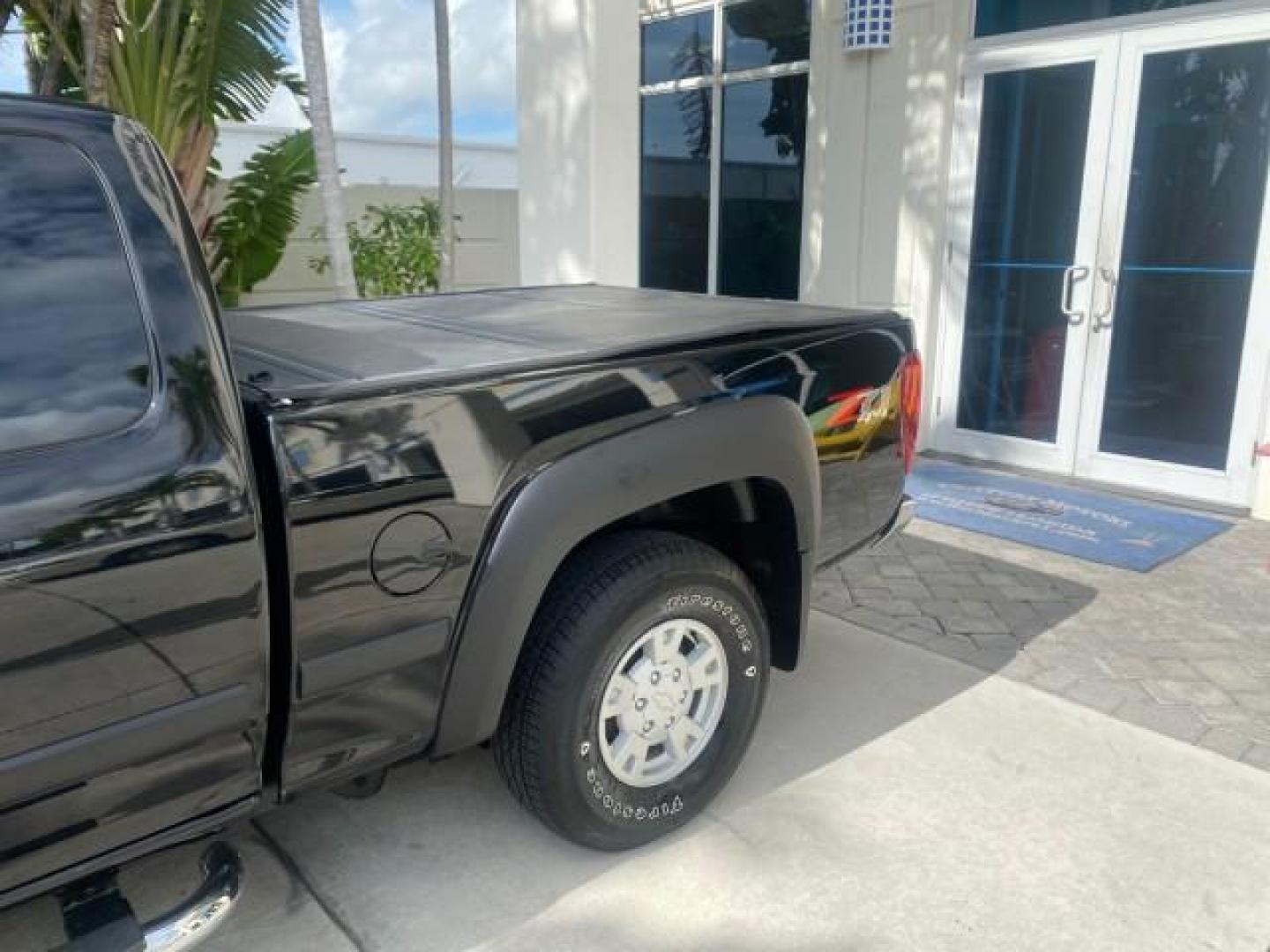 2006 Black /Very Dark Pewter Chevrolet Colorado LT 4WD LOW MILES 74,382 (1GCDT196768) with an 3.5L DOHC 5-Cyl MFI Engine engine, Automatic transmission, located at 4701 North Dixie Hwy, Pompano Beach, FL, 33064, (954) 422-2889, 26.240938, -80.123474 - OUR WEBPAGE FLORIDACARS1.COM HAS OVER 100 PHOTOS AND FREE CARFAX LINK 2006 CHEVROLET COLORADO LT VIN: 1GCDT196768275459 1 G C D T 1 9 6 7 6 8 2 7 5 4 5 9 4 DOOR EXTENDED CAB PICKUP 3.5L I5 F GASOLINE REAR WHEEL DRIVE W/ 4X4 Top Features 4WD/AWD Bed Cover Cloth Seats Running Boards Basic Features ABS - Photo#56