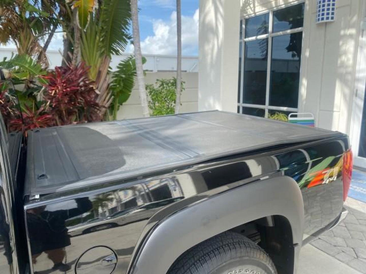 2006 Black /Very Dark Pewter Chevrolet Colorado LT 4WD LOW MILES 74,382 (1GCDT196768) with an 3.5L DOHC 5-Cyl MFI Engine engine, Automatic transmission, located at 4701 North Dixie Hwy, Pompano Beach, FL, 33064, (954) 422-2889, 26.240938, -80.123474 - OUR WEBPAGE FLORIDACARS1.COM HAS OVER 100 PHOTOS AND FREE CARFAX LINK 2006 CHEVROLET COLORADO LT VIN: 1GCDT196768275459 1 G C D T 1 9 6 7 6 8 2 7 5 4 5 9 4 DOOR EXTENDED CAB PICKUP 3.5L I5 F GASOLINE REAR WHEEL DRIVE W/ 4X4 Top Features 4WD/AWD Bed Cover Cloth Seats Running Boards Basic Features ABS - Photo#57