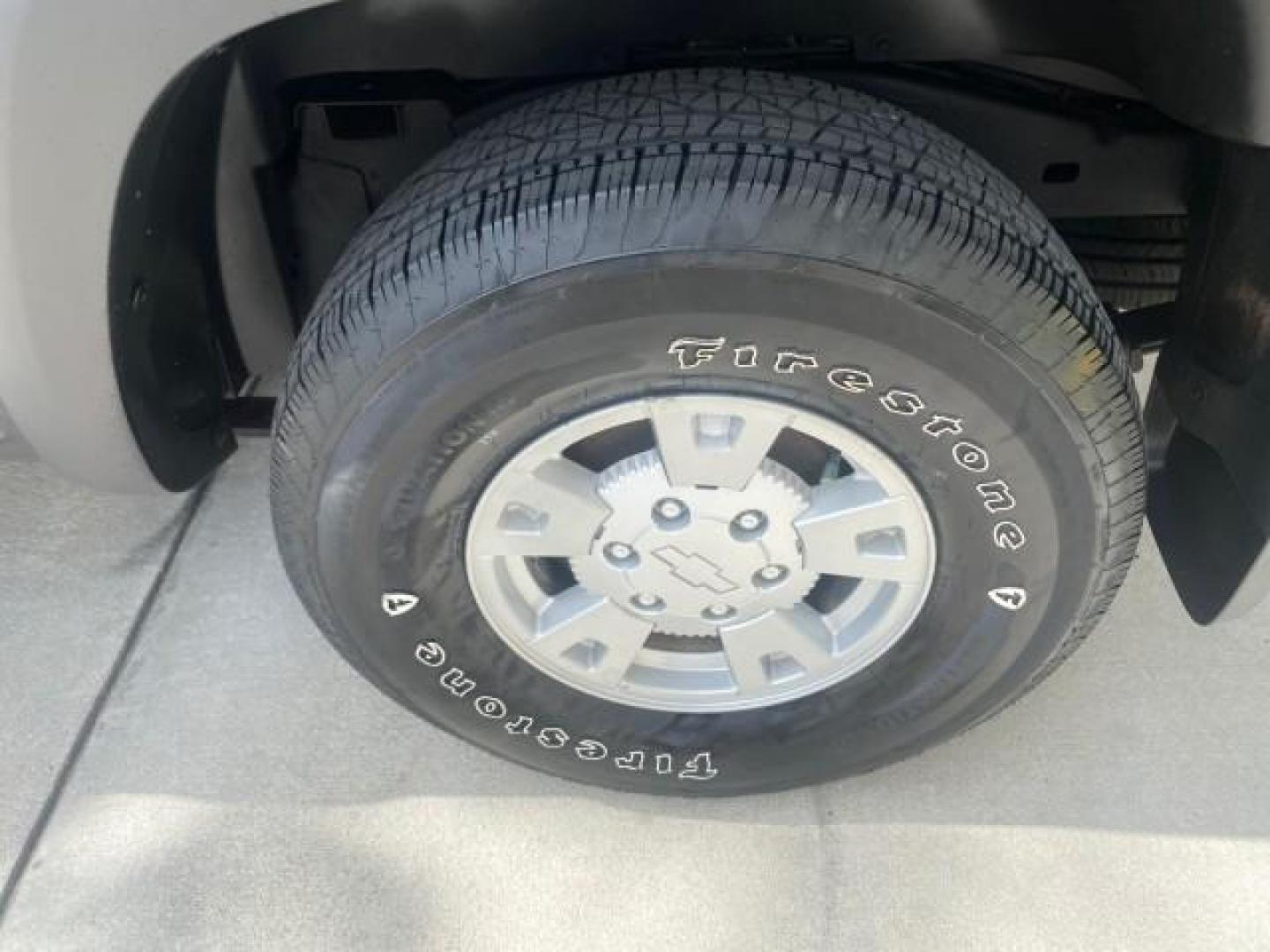 2006 Black /Very Dark Pewter Chevrolet Colorado LT 4WD LOW MILES 74,382 (1GCDT196768) with an 3.5L DOHC 5-Cyl MFI Engine engine, Automatic transmission, located at 4701 North Dixie Hwy, Pompano Beach, FL, 33064, (954) 422-2889, 26.240938, -80.123474 - OUR WEBPAGE FLORIDACARS1.COM HAS OVER 100 PHOTOS AND FREE CARFAX LINK 2006 CHEVROLET COLORADO LT VIN: 1GCDT196768275459 1 G C D T 1 9 6 7 6 8 2 7 5 4 5 9 4 DOOR EXTENDED CAB PICKUP 3.5L I5 F GASOLINE REAR WHEEL DRIVE W/ 4X4 Top Features 4WD/AWD Bed Cover Cloth Seats Running Boards Basic Features ABS - Photo#59