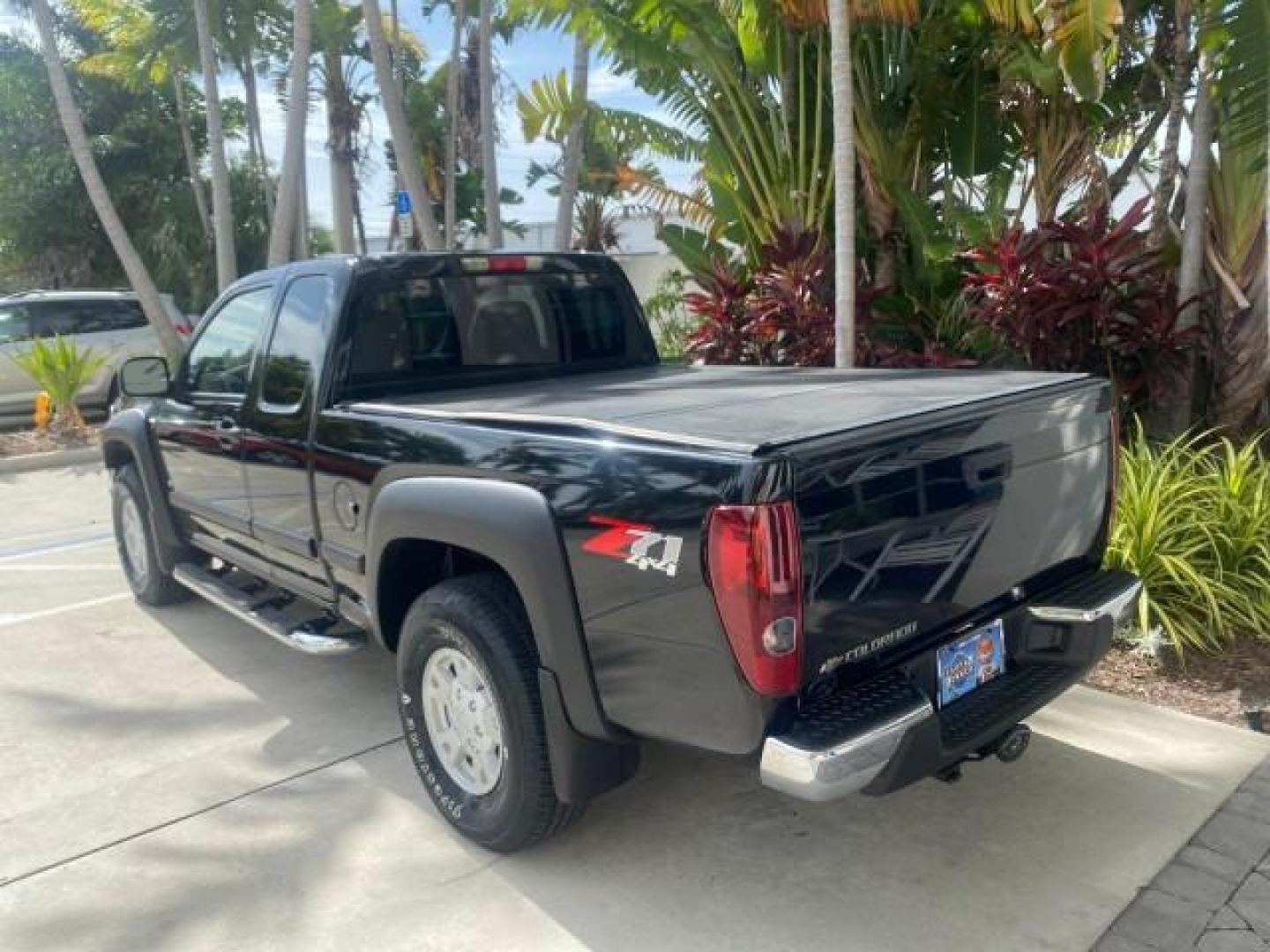 2006 Black /Very Dark Pewter Chevrolet Colorado LT 4WD LOW MILES 74,382 (1GCDT196768) with an 3.5L DOHC 5-Cyl MFI Engine engine, Automatic transmission, located at 4701 North Dixie Hwy, Pompano Beach, FL, 33064, (954) 422-2889, 26.240938, -80.123474 - OUR WEBPAGE FLORIDACARS1.COM HAS OVER 100 PHOTOS AND FREE CARFAX LINK 2006 CHEVROLET COLORADO LT VIN: 1GCDT196768275459 1 G C D T 1 9 6 7 6 8 2 7 5 4 5 9 4 DOOR EXTENDED CAB PICKUP 3.5L I5 F GASOLINE REAR WHEEL DRIVE W/ 4X4 Top Features 4WD/AWD Bed Cover Cloth Seats Running Boards Basic Features ABS - Photo#62