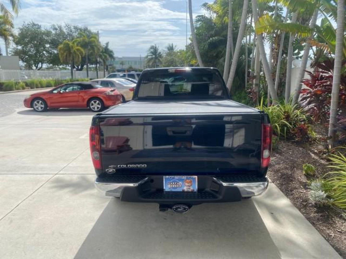 2006 Black /Very Dark Pewter Chevrolet Colorado LT 4WD LOW MILES 74,382 (1GCDT196768) with an 3.5L DOHC 5-Cyl MFI Engine engine, Automatic transmission, located at 4701 North Dixie Hwy, Pompano Beach, FL, 33064, (954) 422-2889, 26.240938, -80.123474 - OUR WEBPAGE FLORIDACARS1.COM HAS OVER 100 PHOTOS AND FREE CARFAX LINK 2006 CHEVROLET COLORADO LT VIN: 1GCDT196768275459 1 G C D T 1 9 6 7 6 8 2 7 5 4 5 9 4 DOOR EXTENDED CAB PICKUP 3.5L I5 F GASOLINE REAR WHEEL DRIVE W/ 4X4 Top Features 4WD/AWD Bed Cover Cloth Seats Running Boards Basic Features ABS - Photo#63