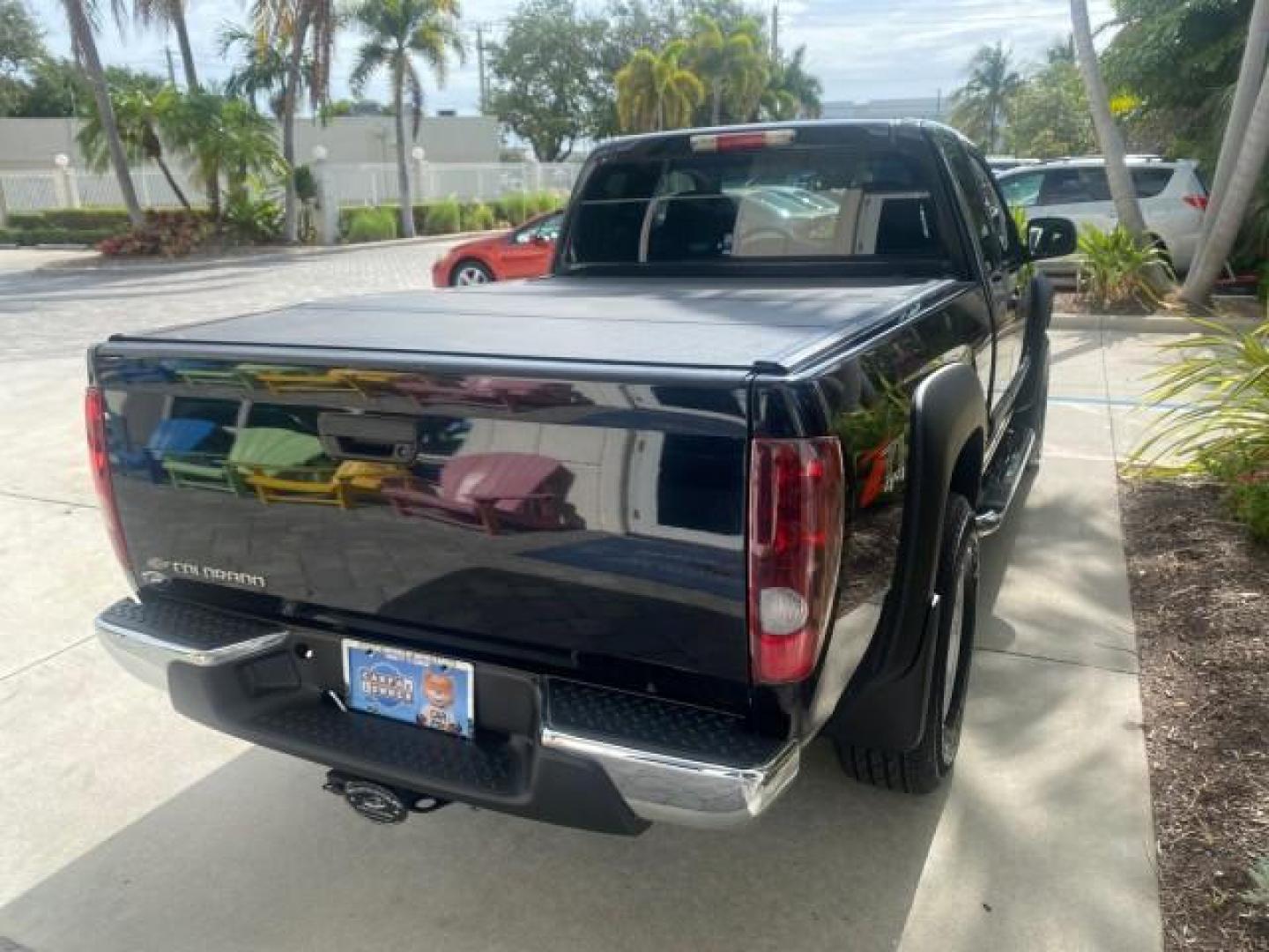 2006 Black /Very Dark Pewter Chevrolet Colorado LT 4WD LOW MILES 74,382 (1GCDT196768) with an 3.5L DOHC 5-Cyl MFI Engine engine, Automatic transmission, located at 4701 North Dixie Hwy, Pompano Beach, FL, 33064, (954) 422-2889, 26.240938, -80.123474 - OUR WEBPAGE FLORIDACARS1.COM HAS OVER 100 PHOTOS AND FREE CARFAX LINK 2006 CHEVROLET COLORADO LT VIN: 1GCDT196768275459 1 G C D T 1 9 6 7 6 8 2 7 5 4 5 9 4 DOOR EXTENDED CAB PICKUP 3.5L I5 F GASOLINE REAR WHEEL DRIVE W/ 4X4 Top Features 4WD/AWD Bed Cover Cloth Seats Running Boards Basic Features ABS - Photo#64