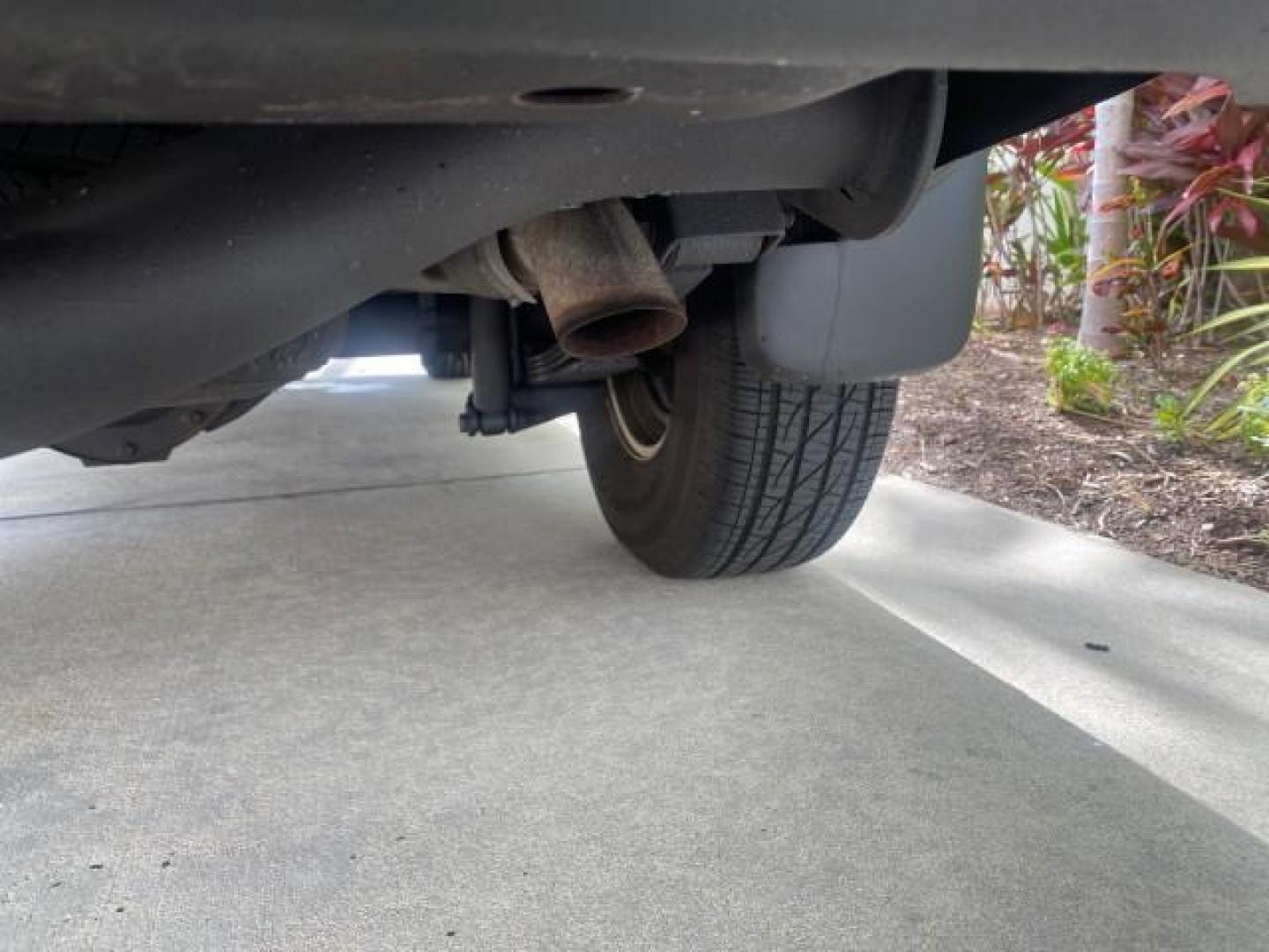 2006 Black /Very Dark Pewter Chevrolet Colorado LT 4WD LOW MILES 74,382 (1GCDT196768) with an 3.5L DOHC 5-Cyl MFI Engine engine, Automatic transmission, located at 4701 North Dixie Hwy, Pompano Beach, FL, 33064, (954) 422-2889, 26.240938, -80.123474 - OUR WEBPAGE FLORIDACARS1.COM HAS OVER 100 PHOTOS AND FREE CARFAX LINK 2006 CHEVROLET COLORADO LT VIN: 1GCDT196768275459 1 G C D T 1 9 6 7 6 8 2 7 5 4 5 9 4 DOOR EXTENDED CAB PICKUP 3.5L I5 F GASOLINE REAR WHEEL DRIVE W/ 4X4 Top Features 4WD/AWD Bed Cover Cloth Seats Running Boards Basic Features ABS - Photo#67