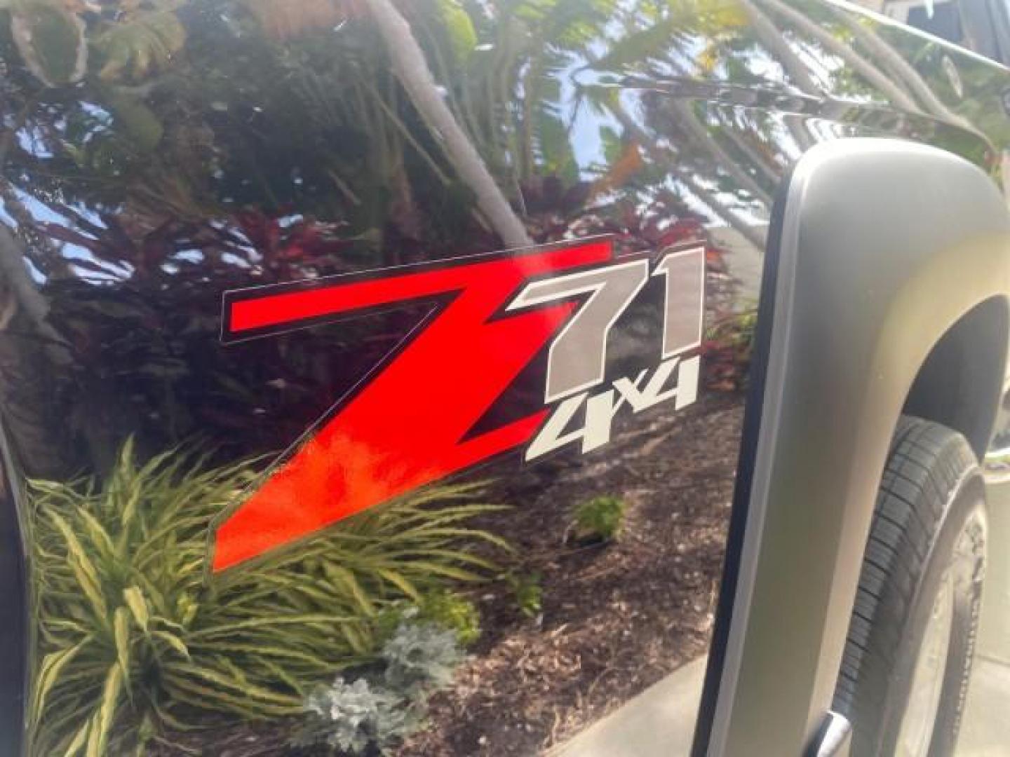 2006 Black /Very Dark Pewter Chevrolet Colorado LT 4WD LOW MILES 74,382 (1GCDT196768) with an 3.5L DOHC 5-Cyl MFI Engine engine, Automatic transmission, located at 4701 North Dixie Hwy, Pompano Beach, FL, 33064, (954) 422-2889, 26.240938, -80.123474 - OUR WEBPAGE FLORIDACARS1.COM HAS OVER 100 PHOTOS AND FREE CARFAX LINK 2006 CHEVROLET COLORADO LT VIN: 1GCDT196768275459 1 G C D T 1 9 6 7 6 8 2 7 5 4 5 9 4 DOOR EXTENDED CAB PICKUP 3.5L I5 F GASOLINE REAR WHEEL DRIVE W/ 4X4 Top Features 4WD/AWD Bed Cover Cloth Seats Running Boards Basic Features ABS - Photo#70