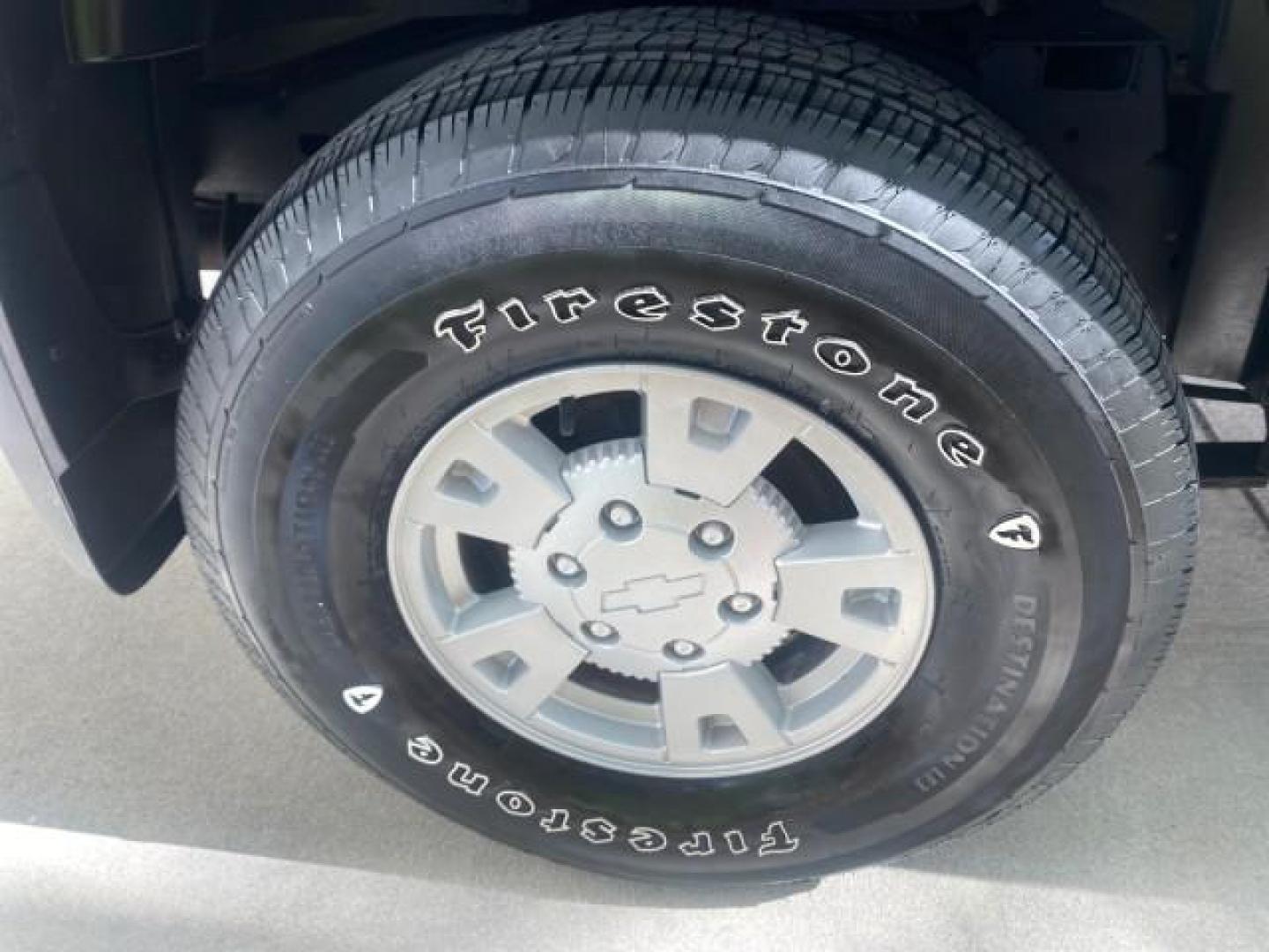 2006 Black /Very Dark Pewter Chevrolet Colorado LT 4WD LOW MILES 74,382 (1GCDT196768) with an 3.5L DOHC 5-Cyl MFI Engine engine, Automatic transmission, located at 4701 North Dixie Hwy, Pompano Beach, FL, 33064, (954) 422-2889, 26.240938, -80.123474 - OUR WEBPAGE FLORIDACARS1.COM HAS OVER 100 PHOTOS AND FREE CARFAX LINK 2006 CHEVROLET COLORADO LT VIN: 1GCDT196768275459 1 G C D T 1 9 6 7 6 8 2 7 5 4 5 9 4 DOOR EXTENDED CAB PICKUP 3.5L I5 F GASOLINE REAR WHEEL DRIVE W/ 4X4 Top Features 4WD/AWD Bed Cover Cloth Seats Running Boards Basic Features ABS - Photo#71