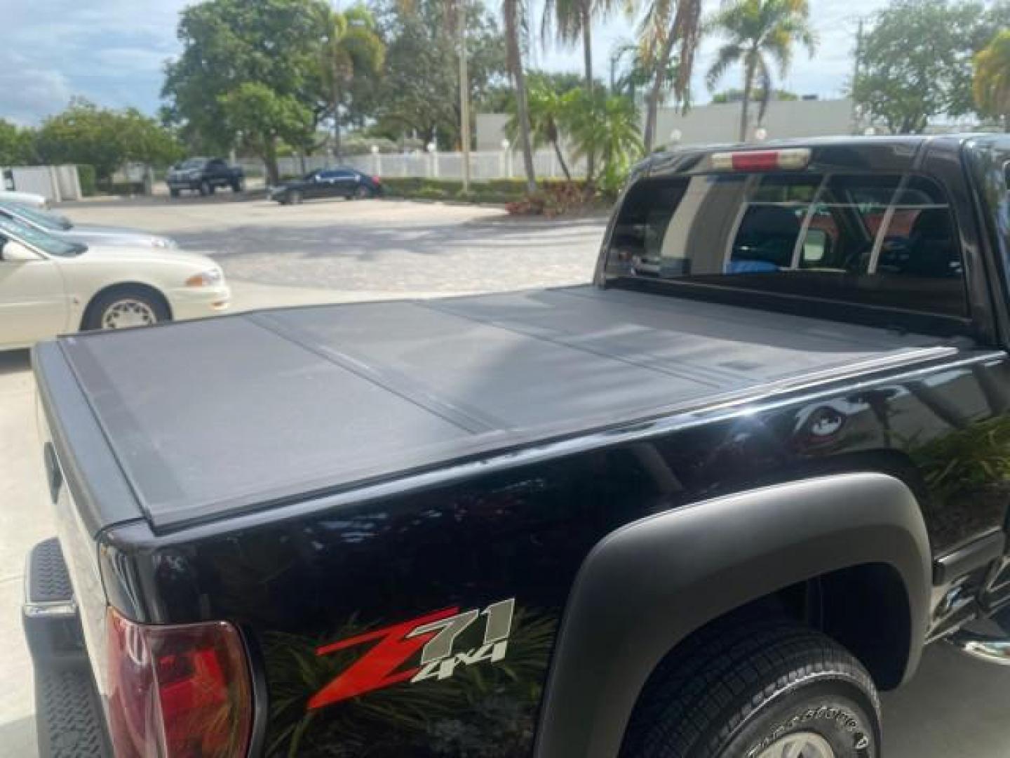 2006 Black /Very Dark Pewter Chevrolet Colorado LT 4WD LOW MILES 74,382 (1GCDT196768) with an 3.5L DOHC 5-Cyl MFI Engine engine, Automatic transmission, located at 4701 North Dixie Hwy, Pompano Beach, FL, 33064, (954) 422-2889, 26.240938, -80.123474 - OUR WEBPAGE FLORIDACARS1.COM HAS OVER 100 PHOTOS AND FREE CARFAX LINK 2006 CHEVROLET COLORADO LT VIN: 1GCDT196768275459 1 G C D T 1 9 6 7 6 8 2 7 5 4 5 9 4 DOOR EXTENDED CAB PICKUP 3.5L I5 F GASOLINE REAR WHEEL DRIVE W/ 4X4 Top Features 4WD/AWD Bed Cover Cloth Seats Running Boards Basic Features ABS - Photo#73