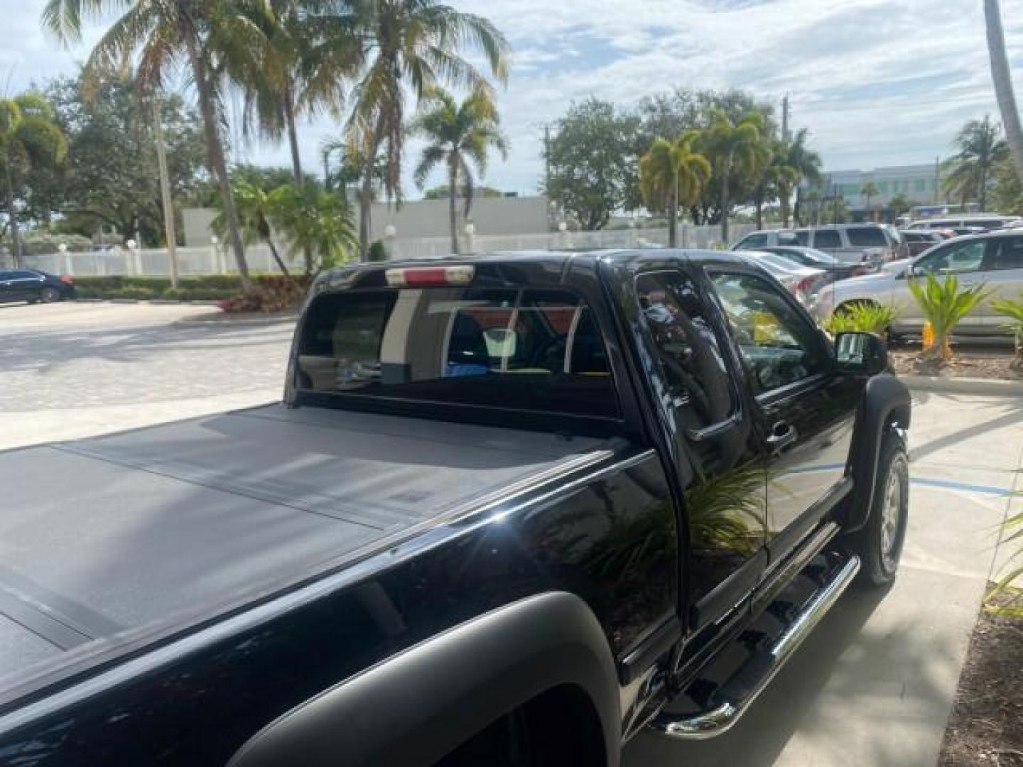 2006 Black /Very Dark Pewter Chevrolet Colorado LT 4WD LOW MILES 74,382 (1GCDT196768) with an 3.5L DOHC 5-Cyl MFI Engine engine, Automatic transmission, located at 4701 North Dixie Hwy, Pompano Beach, FL, 33064, (954) 422-2889, 26.240938, -80.123474 - OUR WEBPAGE FLORIDACARS1.COM HAS OVER 100 PHOTOS AND FREE CARFAX LINK 2006 CHEVROLET COLORADO LT VIN: 1GCDT196768275459 1 G C D T 1 9 6 7 6 8 2 7 5 4 5 9 4 DOOR EXTENDED CAB PICKUP 3.5L I5 F GASOLINE REAR WHEEL DRIVE W/ 4X4 Top Features 4WD/AWD Bed Cover Cloth Seats Running Boards Basic Features ABS - Photo#74