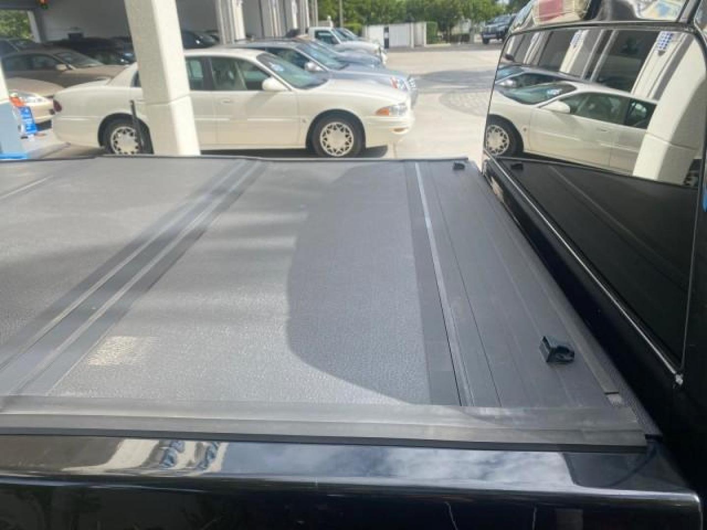 2006 Black /Very Dark Pewter Chevrolet Colorado LT 4WD LOW MILES 74,382 (1GCDT196768) with an 3.5L DOHC 5-Cyl MFI Engine engine, Automatic transmission, located at 4701 North Dixie Hwy, Pompano Beach, FL, 33064, (954) 422-2889, 26.240938, -80.123474 - OUR WEBPAGE FLORIDACARS1.COM HAS OVER 100 PHOTOS AND FREE CARFAX LINK 2006 CHEVROLET COLORADO LT VIN: 1GCDT196768275459 1 G C D T 1 9 6 7 6 8 2 7 5 4 5 9 4 DOOR EXTENDED CAB PICKUP 3.5L I5 F GASOLINE REAR WHEEL DRIVE W/ 4X4 Top Features 4WD/AWD Bed Cover Cloth Seats Running Boards Basic Features ABS - Photo#75