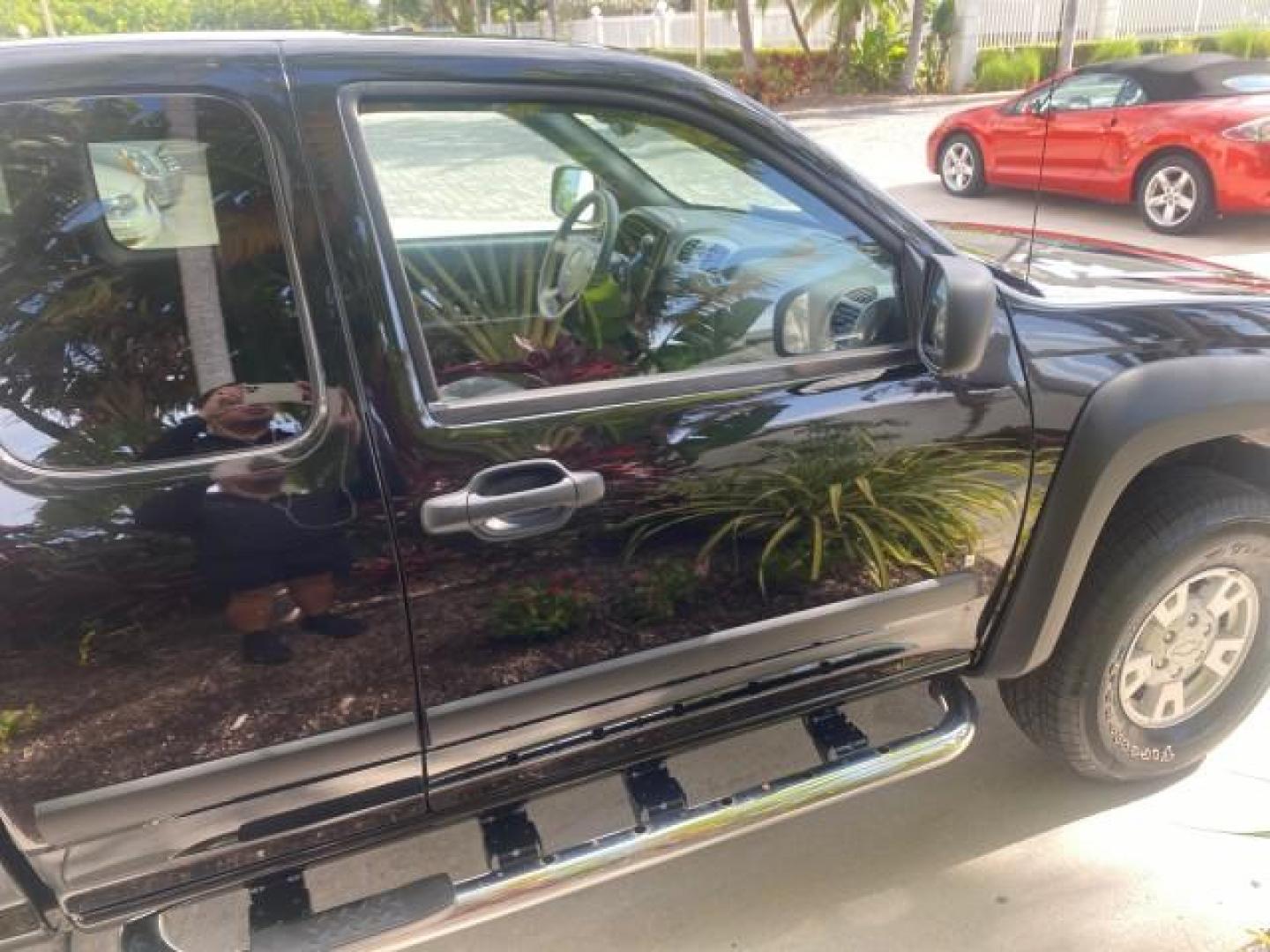 2006 Black /Very Dark Pewter Chevrolet Colorado LT 4WD LOW MILES 74,382 (1GCDT196768) with an 3.5L DOHC 5-Cyl MFI Engine engine, Automatic transmission, located at 4701 North Dixie Hwy, Pompano Beach, FL, 33064, (954) 422-2889, 26.240938, -80.123474 - OUR WEBPAGE FLORIDACARS1.COM HAS OVER 100 PHOTOS AND FREE CARFAX LINK 2006 CHEVROLET COLORADO LT VIN: 1GCDT196768275459 1 G C D T 1 9 6 7 6 8 2 7 5 4 5 9 4 DOOR EXTENDED CAB PICKUP 3.5L I5 F GASOLINE REAR WHEEL DRIVE W/ 4X4 Top Features 4WD/AWD Bed Cover Cloth Seats Running Boards Basic Features ABS - Photo#78