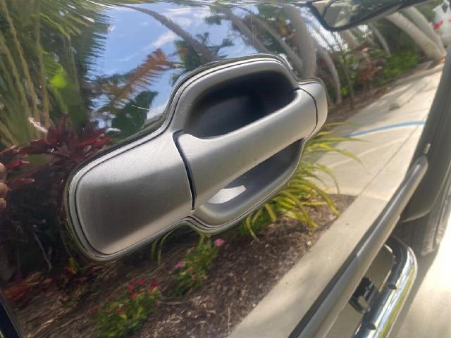 2006 Black /Very Dark Pewter Chevrolet Colorado LT 4WD LOW MILES 74,382 (1GCDT196768) with an 3.5L DOHC 5-Cyl MFI Engine engine, Automatic transmission, located at 4701 North Dixie Hwy, Pompano Beach, FL, 33064, (954) 422-2889, 26.240938, -80.123474 - OUR WEBPAGE FLORIDACARS1.COM HAS OVER 100 PHOTOS AND FREE CARFAX LINK 2006 CHEVROLET COLORADO LT VIN: 1GCDT196768275459 1 G C D T 1 9 6 7 6 8 2 7 5 4 5 9 4 DOOR EXTENDED CAB PICKUP 3.5L I5 F GASOLINE REAR WHEEL DRIVE W/ 4X4 Top Features 4WD/AWD Bed Cover Cloth Seats Running Boards Basic Features ABS - Photo#79