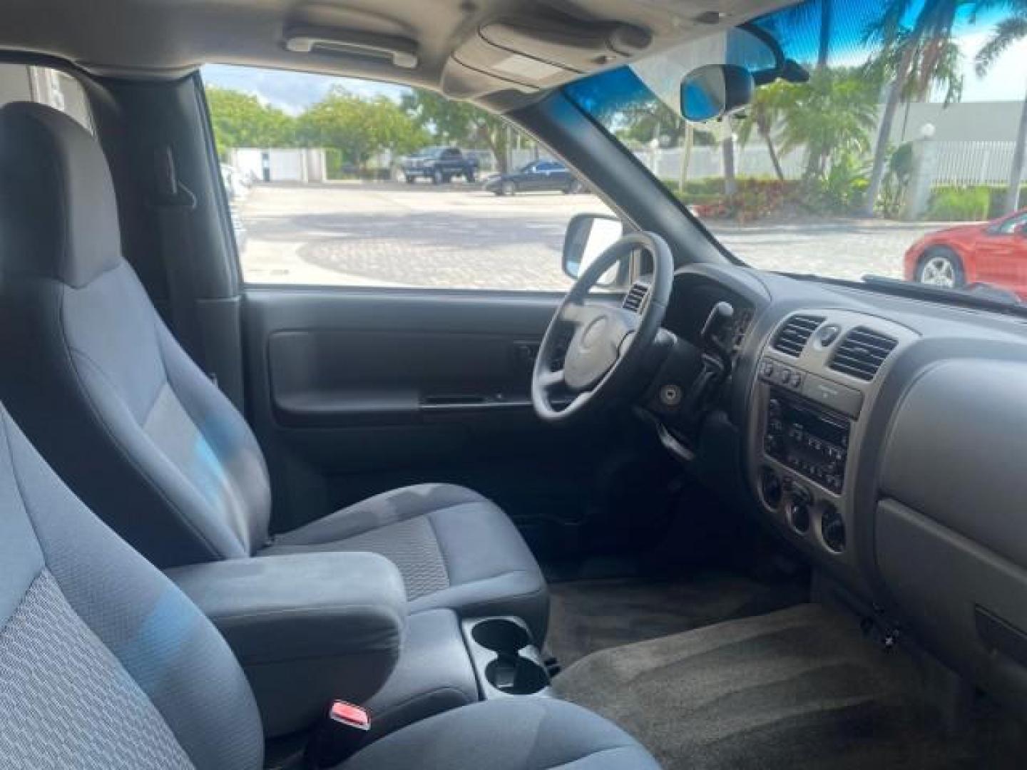 2006 Black /Very Dark Pewter Chevrolet Colorado LT 4WD LOW MILES 74,382 (1GCDT196768) with an 3.5L DOHC 5-Cyl MFI Engine engine, Automatic transmission, located at 4701 North Dixie Hwy, Pompano Beach, FL, 33064, (954) 422-2889, 26.240938, -80.123474 - OUR WEBPAGE FLORIDACARS1.COM HAS OVER 100 PHOTOS AND FREE CARFAX LINK 2006 CHEVROLET COLORADO LT VIN: 1GCDT196768275459 1 G C D T 1 9 6 7 6 8 2 7 5 4 5 9 4 DOOR EXTENDED CAB PICKUP 3.5L I5 F GASOLINE REAR WHEEL DRIVE W/ 4X4 Top Features 4WD/AWD Bed Cover Cloth Seats Running Boards Basic Features ABS - Photo#83