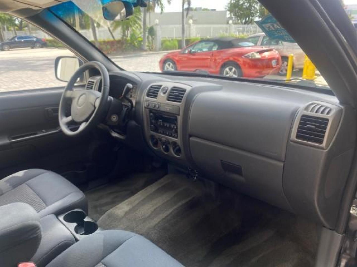 2006 Black /Very Dark Pewter Chevrolet Colorado LT 4WD LOW MILES 74,382 (1GCDT196768) with an 3.5L DOHC 5-Cyl MFI Engine engine, Automatic transmission, located at 4701 North Dixie Hwy, Pompano Beach, FL, 33064, (954) 422-2889, 26.240938, -80.123474 - OUR WEBPAGE FLORIDACARS1.COM HAS OVER 100 PHOTOS AND FREE CARFAX LINK 2006 CHEVROLET COLORADO LT VIN: 1GCDT196768275459 1 G C D T 1 9 6 7 6 8 2 7 5 4 5 9 4 DOOR EXTENDED CAB PICKUP 3.5L I5 F GASOLINE REAR WHEEL DRIVE W/ 4X4 Top Features 4WD/AWD Bed Cover Cloth Seats Running Boards Basic Features ABS - Photo#85