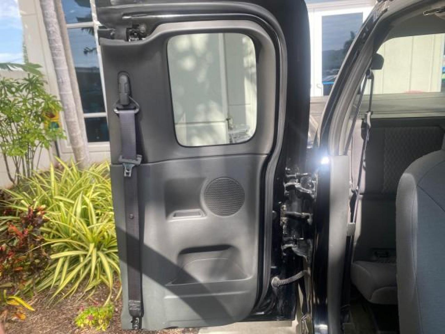 2006 Black /Very Dark Pewter Chevrolet Colorado LT 4WD LOW MILES 74,382 (1GCDT196768) with an 3.5L DOHC 5-Cyl MFI Engine engine, Automatic transmission, located at 4701 North Dixie Hwy, Pompano Beach, FL, 33064, (954) 422-2889, 26.240938, -80.123474 - OUR WEBPAGE FLORIDACARS1.COM HAS OVER 100 PHOTOS AND FREE CARFAX LINK 2006 CHEVROLET COLORADO LT VIN: 1GCDT196768275459 1 G C D T 1 9 6 7 6 8 2 7 5 4 5 9 4 DOOR EXTENDED CAB PICKUP 3.5L I5 F GASOLINE REAR WHEEL DRIVE W/ 4X4 Top Features 4WD/AWD Bed Cover Cloth Seats Running Boards Basic Features ABS - Photo#88