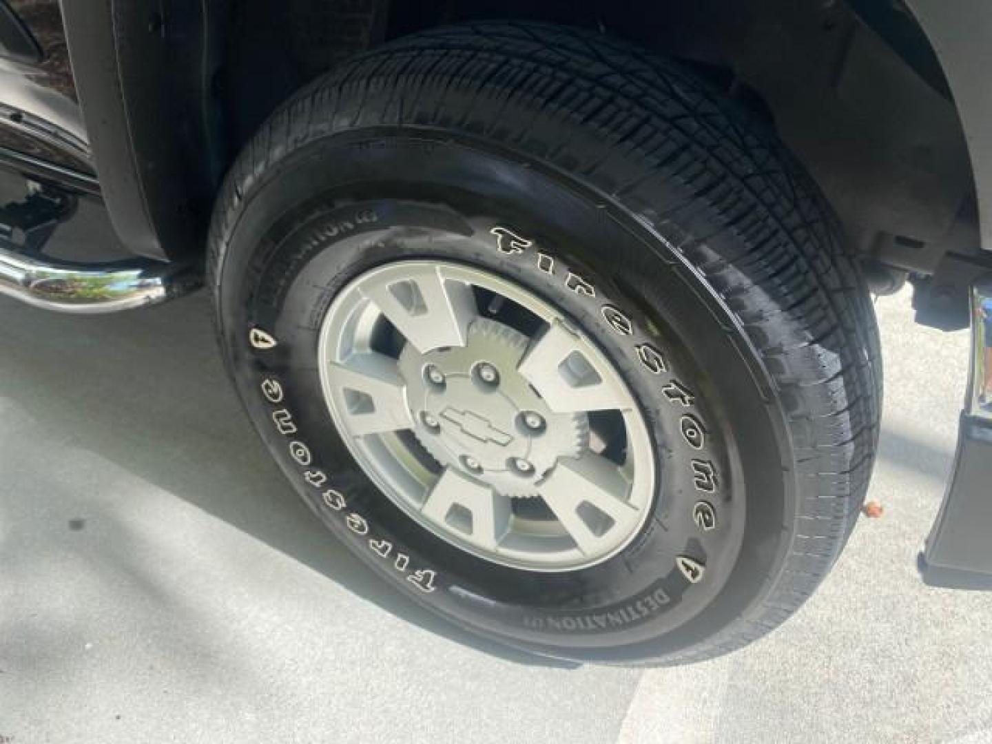 2006 Black /Very Dark Pewter Chevrolet Colorado LT 4WD LOW MILES 74,382 (1GCDT196768) with an 3.5L DOHC 5-Cyl MFI Engine engine, Automatic transmission, located at 4701 North Dixie Hwy, Pompano Beach, FL, 33064, (954) 422-2889, 26.240938, -80.123474 - OUR WEBPAGE FLORIDACARS1.COM HAS OVER 100 PHOTOS AND FREE CARFAX LINK 2006 CHEVROLET COLORADO LT VIN: 1GCDT196768275459 1 G C D T 1 9 6 7 6 8 2 7 5 4 5 9 4 DOOR EXTENDED CAB PICKUP 3.5L I5 F GASOLINE REAR WHEEL DRIVE W/ 4X4 Top Features 4WD/AWD Bed Cover Cloth Seats Running Boards Basic Features ABS - Photo#93