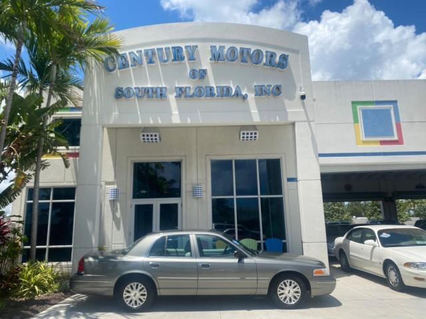 2004 Medium Titanium Metallic /Light Flint Ford Crown Victoria LX Sport LOW MILES 75,511 FL (2FAFP74W24X) with an 4.6L SEFI OHC V8 Engine engine, Automatic transmission, located at 4701 North Dixie Hwy, Pompano Beach, FL, 33064, (954) 422-2889, 26.240938, -80.123474 - OUR WEBPAGE FLORIDACARS1.COM HAS OVER 100 PHOTOS AND FREE CARFAX LINK 2004 FORD CROWN VICTORIA LX DUAL EXHAUST RARE FIND VIN: 2FAFP74W24X150704 2 F A F P 7 4 W 2 4 X 1 5 0 7 0 4 SEDAN 4 DR 4.6L V8 F GASOLINE REAR WHEEL DRIVE Top Features Alloy Wheels Leather Seats Basic Features ABS Brakes AM/FM Ste - Photo#0
