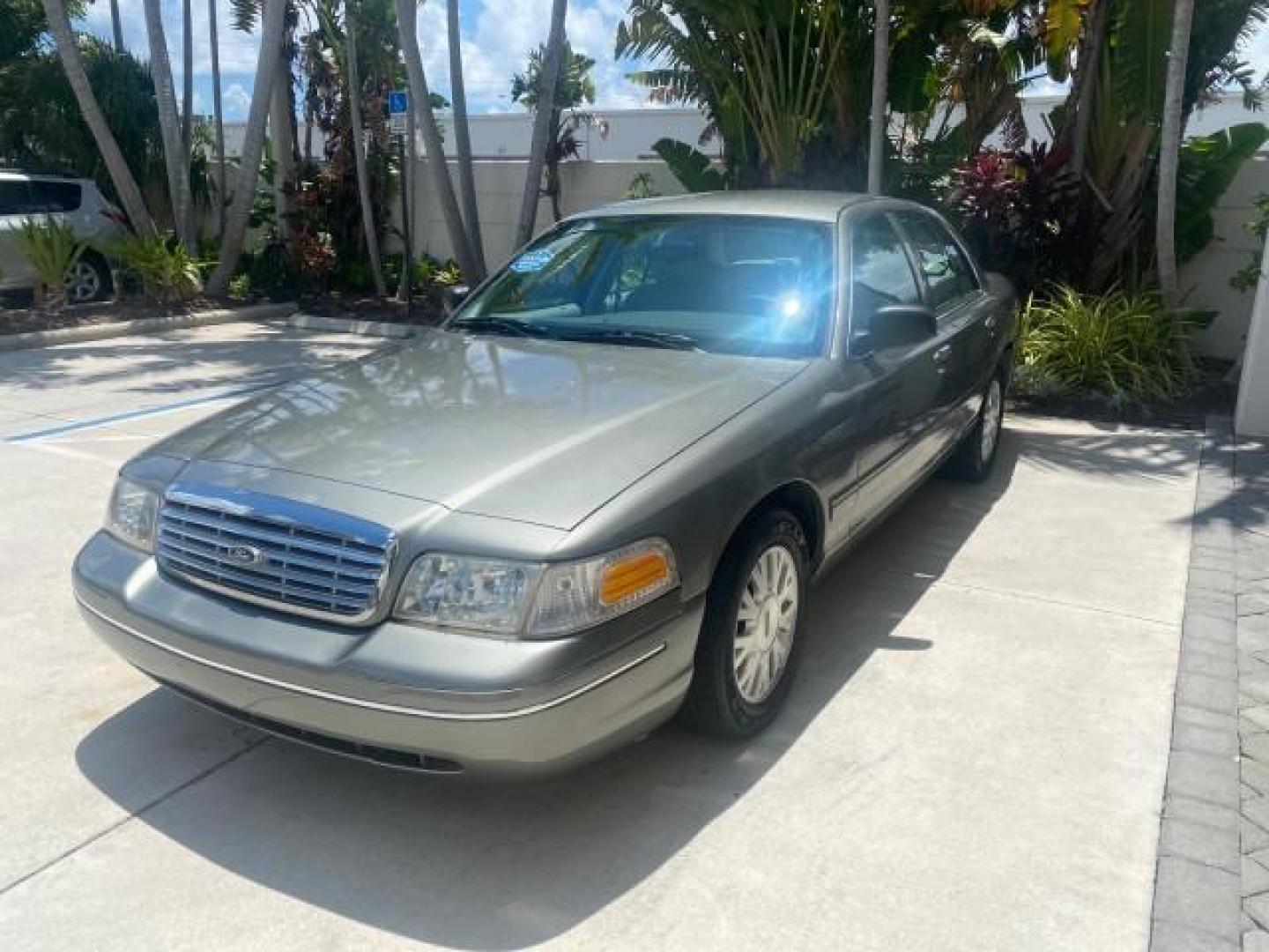 2004 Medium Titanium Metallic /Light Flint Ford Crown Victoria LX Sport LOW MILES 75,511 FL (2FAFP74W24X) with an 4.6L SEFI OHC V8 Engine engine, Automatic transmission, located at 4701 North Dixie Hwy, Pompano Beach, FL, 33064, (954) 422-2889, 26.240938, -80.123474 - OUR WEBPAGE FLORIDACARS1.COM HAS OVER 100 PHOTOS AND FREE CARFAX LINK 2004 FORD CROWN VICTORIA LX DUAL EXHAUST RARE FIND VIN: 2FAFP74W24X150704 2 F A F P 7 4 W 2 4 X 1 5 0 7 0 4 SEDAN 4 DR 4.6L V8 F GASOLINE REAR WHEEL DRIVE Top Features Alloy Wheels Leather Seats Basic Features ABS Brakes AM/FM Ste - Photo#3